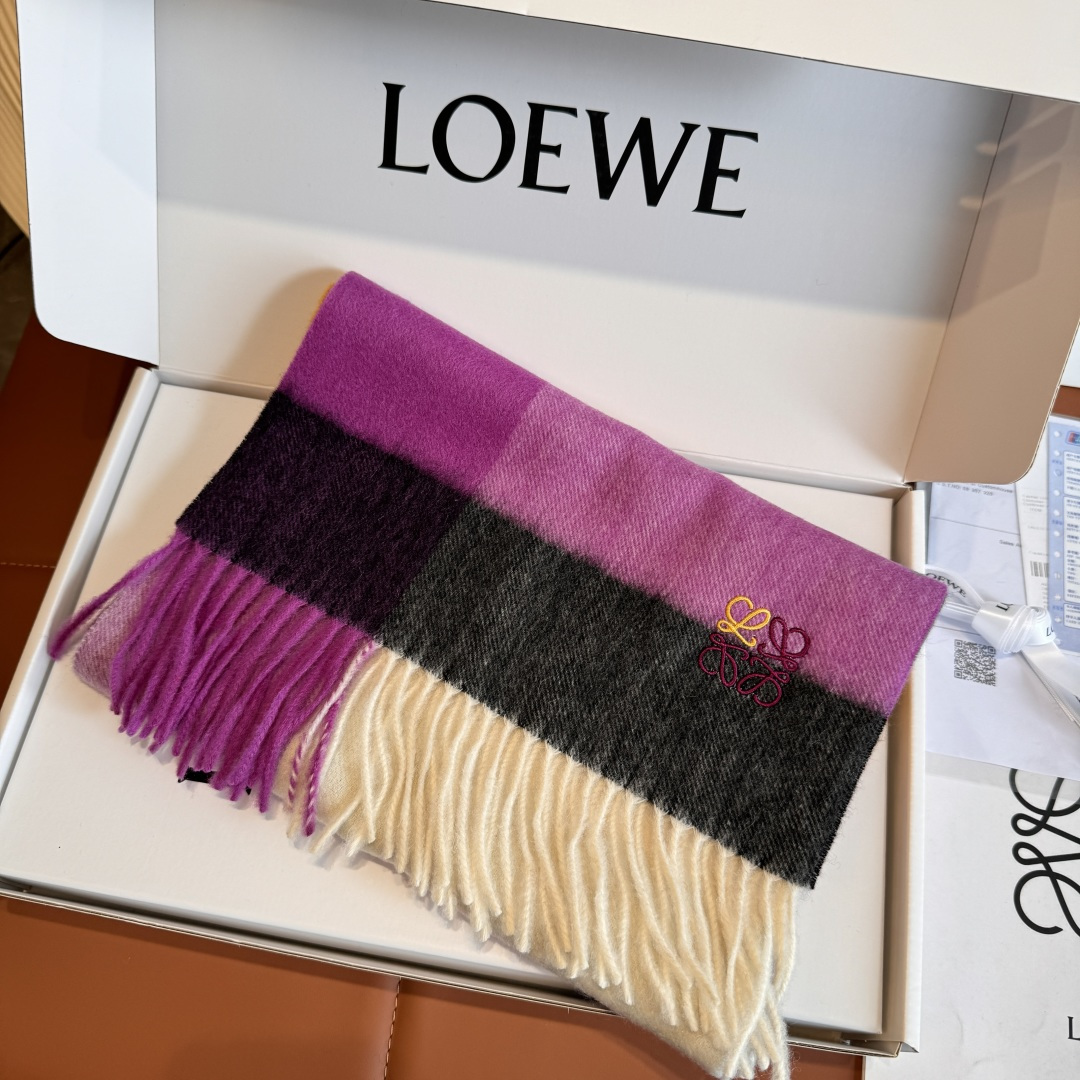 Loewe 上新 Loewe · 罗意威 难得一见的温柔配色 低调又不失优雅 重点推荐 双面配色