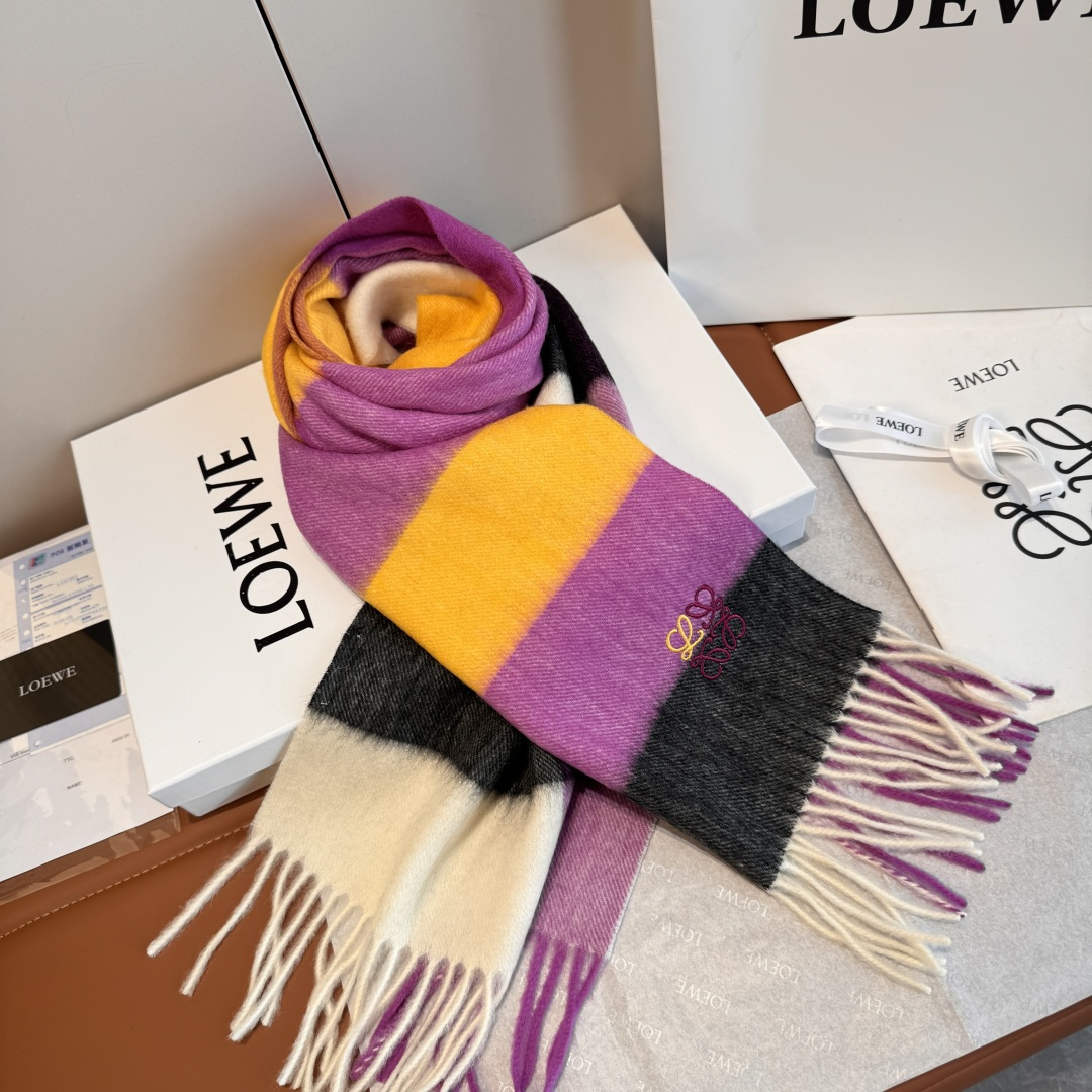 Loewe 上新 Loewe · 罗意威 难得一见的温柔配色 低调又不失优雅 重点推荐 双面配色