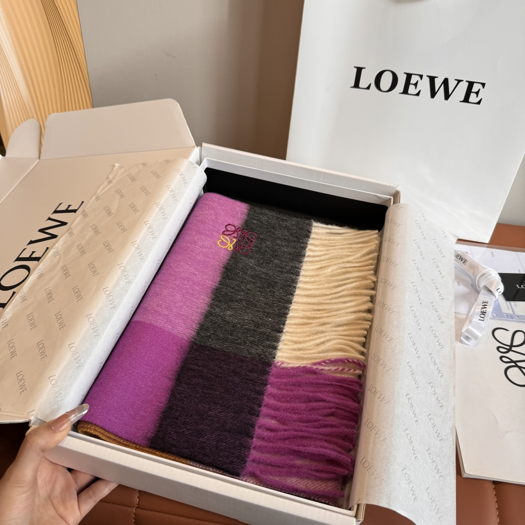 Loewe 上新 Loewe · 罗意威 难得一见的温柔配色 低调又不失优雅 重点推荐 双面配色