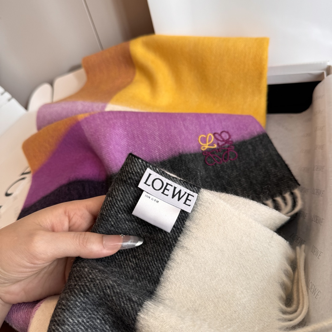 Loewe 上新 Loewe · 罗意威 难得一见的温柔配色 低调又不失优雅 重点推荐 双面配色