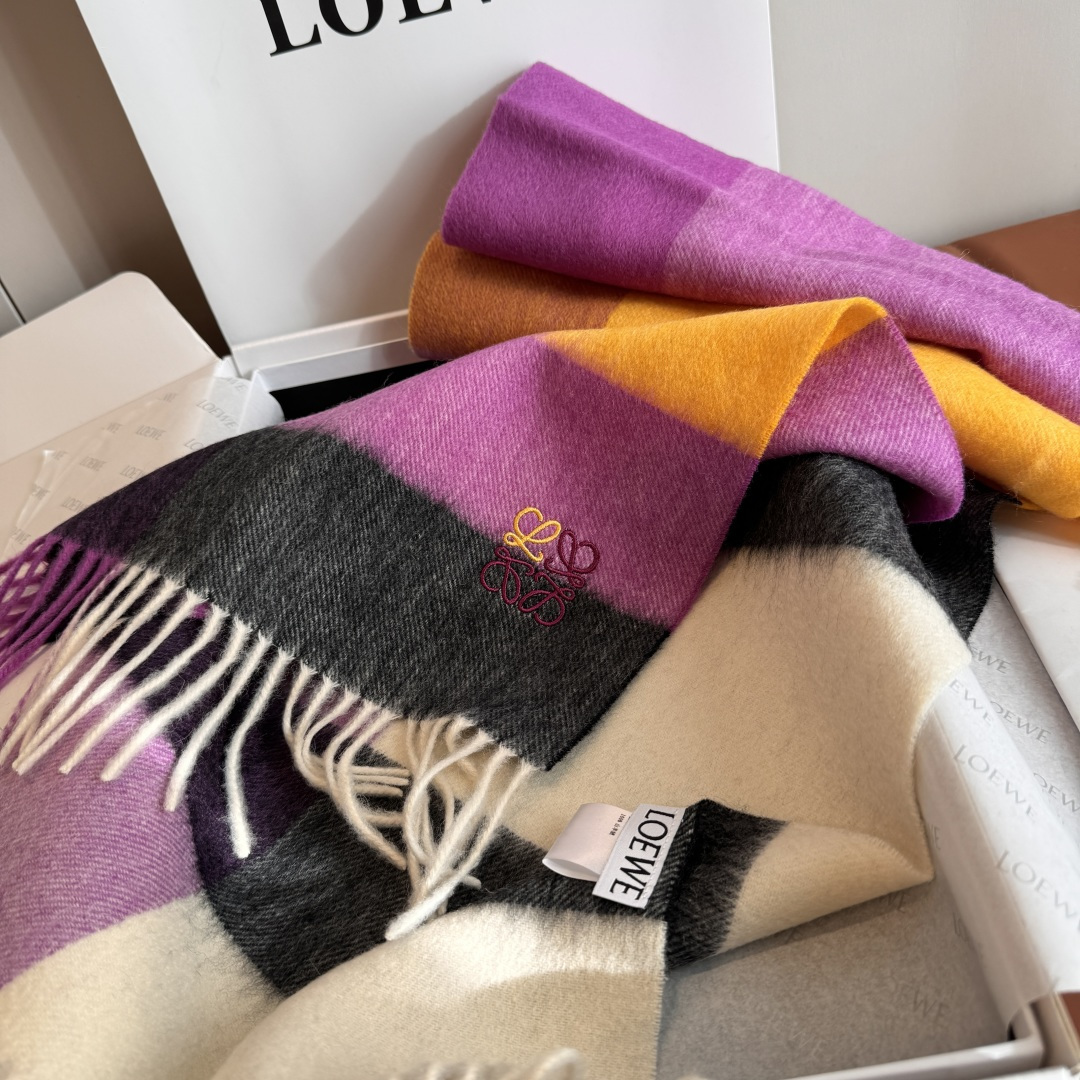 Loewe 上新 Loewe · 罗意威 难得一见的温柔配色 低调又不失优雅 重点推荐 双面配色