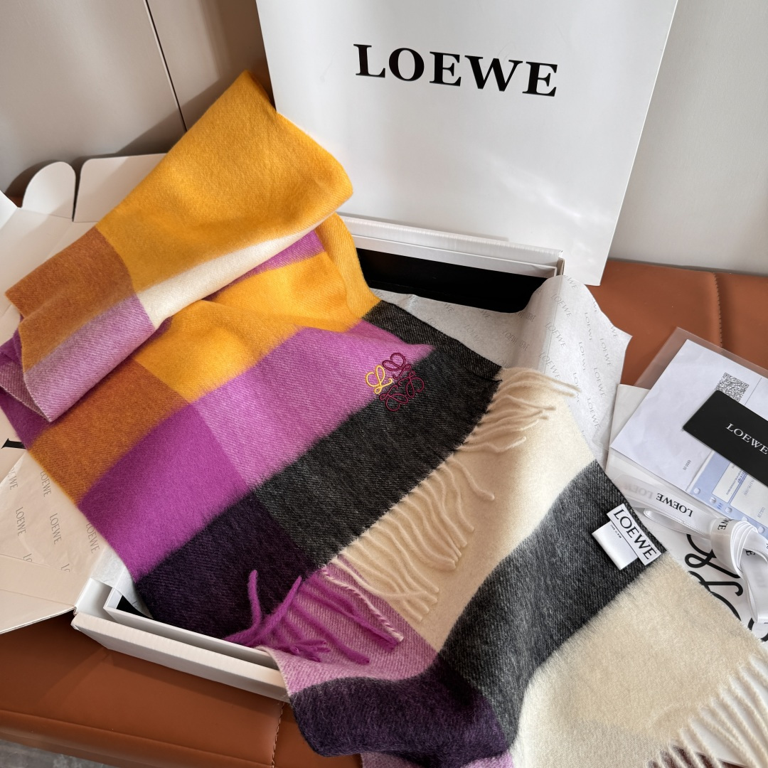 Loewe 上新 Loewe · 罗意威 难得一见的温柔配色 低调又不失优雅 重点推荐 双面配色