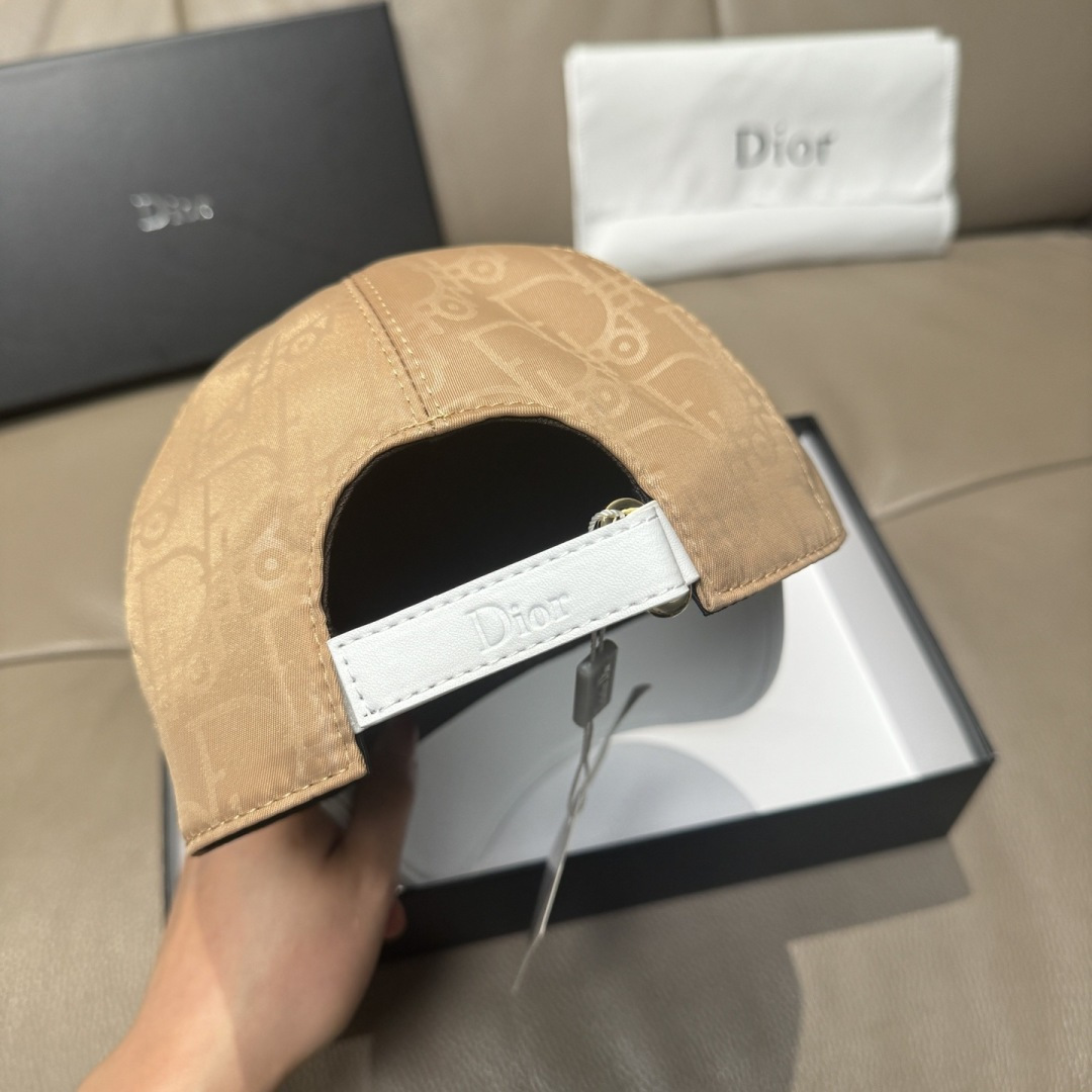 配盒子布袋，Dior(迪奥)新款原单棒球帽， Dior老花拼皮，复古韵味十足，1:1开模订制，原版绸缎布
