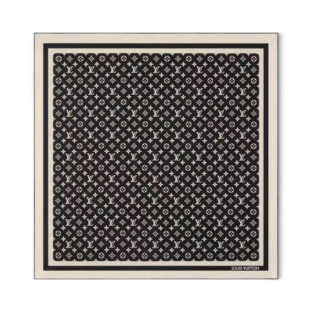 NO:580799,Batch Lv's new Monogram Silhouette 90 square scarf. This Monogram Silhouette square scarf is an artistic variation of gorgeous mulberry silk integrated into the Monogram pattern. It pays tribute to the brand's classic elements with a unique design. It combines functional considerations with modern style, making it an elegant choice for Monogram fans. 90 x 90 cm (height x length) mulberry silk Monogram Silhouette pattern high version scarf, high version scarf, louis vuitton19860909批 Lv新款 Monogram Silhouette 90方巾 本款Monogram Silhouette 方巾为华美桑蚕丝融入 Monogram 图案的艺术变奏,以别致设计致敬品牌经典元素.功能考量与摩登风范兼而有之,成就 Monogram 拥趸的优雅之选. 90 x 90 厘米 (高 x 长度) 桑蚕丝 Monogram Silhouette 图案高版本围巾,高版本围巾,louis vuitton,scarf