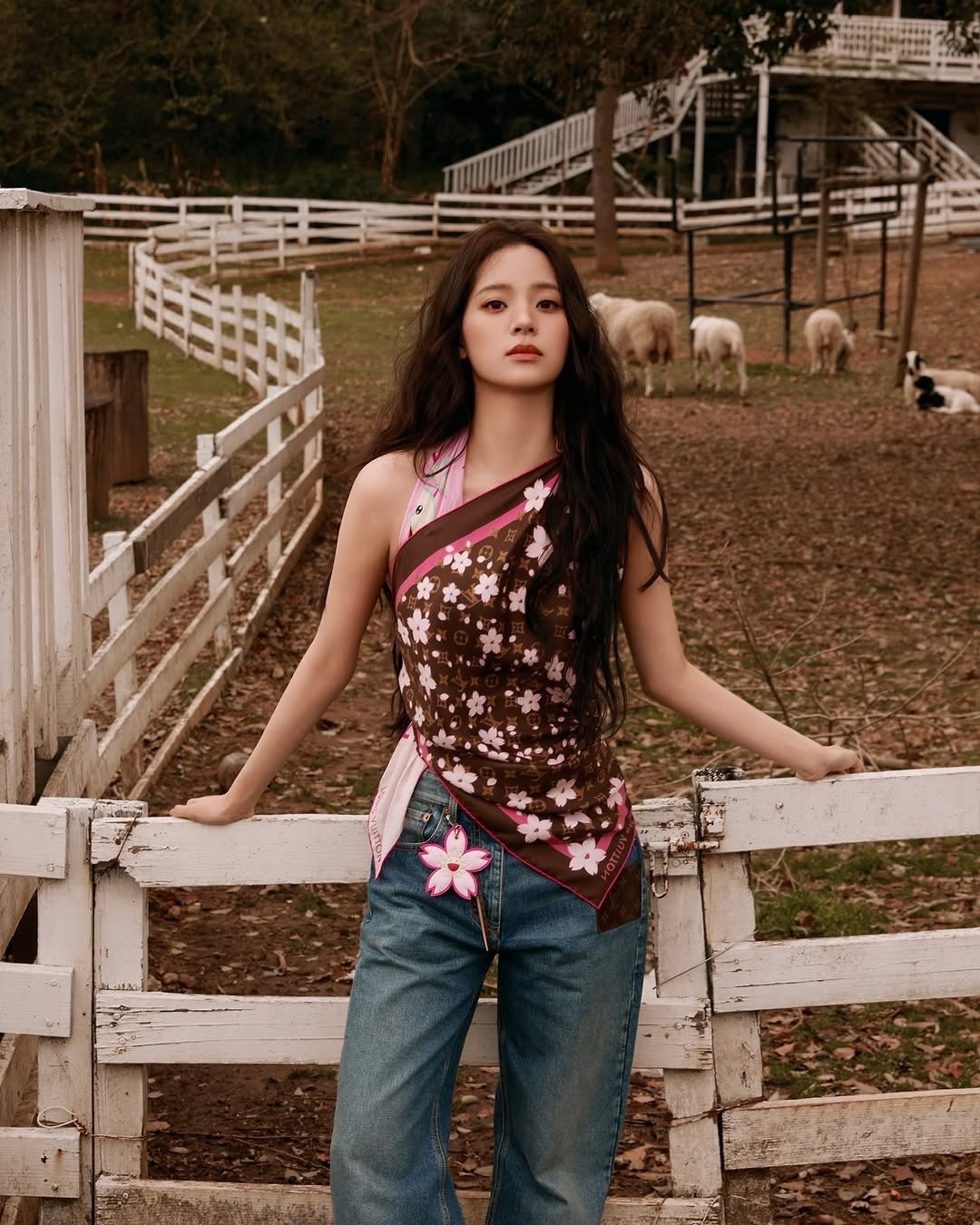 NO:580802,The same style as Ouyang Nana, Louis Vuitton's latest silk scarf - Takashi Murakami This mulberry silk scarf interprets the cheerful atmosphere of the Louis Vuitton  Mulberry silk high version scarf,high version scarf,louis vuitton,louis vuitton,real silk19860909批 欧阳娜娜同款,Lv最新款真丝方巾-村上隆 本款桑蚕丝方巾以潮流笔触演绎路易威登 x 村上隆复刻系列的欢快气息,令 Monogram 图案与彰显艺术家灵动风格的 Cherry Blossom 元素巧妙相融.明丽饰边勾勒经典轮廓,边角处的路易威登标识再添点睛之笔. 尺寸:90 x 90厘米 成份: 桑蚕丝高版本围巾,高版本围巾,louis vuitton,louis vuitton,real silk,scarf