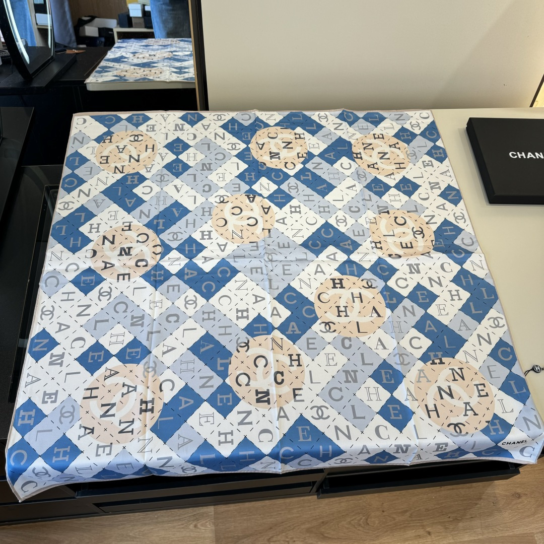 NO:580803,Batch new original Xiaoxiang 90cm silk square scarf!  Top-grade twill silk material with hand-rolled edges, full of light luxury. High-end heavy-weight twill silk, completely in-store. The fabric pursues shape. It feels crisp and the bright and full colors are super eye-catching!  Good stuff waits for no one, don’t miss it if you like it [Ingredients size 90X90cm real silk] high version scarf, high version scarf, real silk19860909批 新款原单小香90cm真丝方巾！顶级斜纹真丝材质手工卷边,轻奢感十足高端重磅斜纹真丝完全专柜品相面料追求造型,手感挺括,鲜艳饱满色彩超级养眼！好货不等人,喜欢就不能错过哦【成分尺寸90X90cm 真丝】高版本围巾,高版本围巾,real silk,scarf