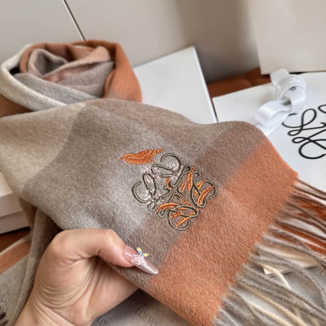 Loewe 上新 Loewe · 罗意威 难得一见的温柔配色 低调又不失优雅 重点推荐 高级舒适 气质