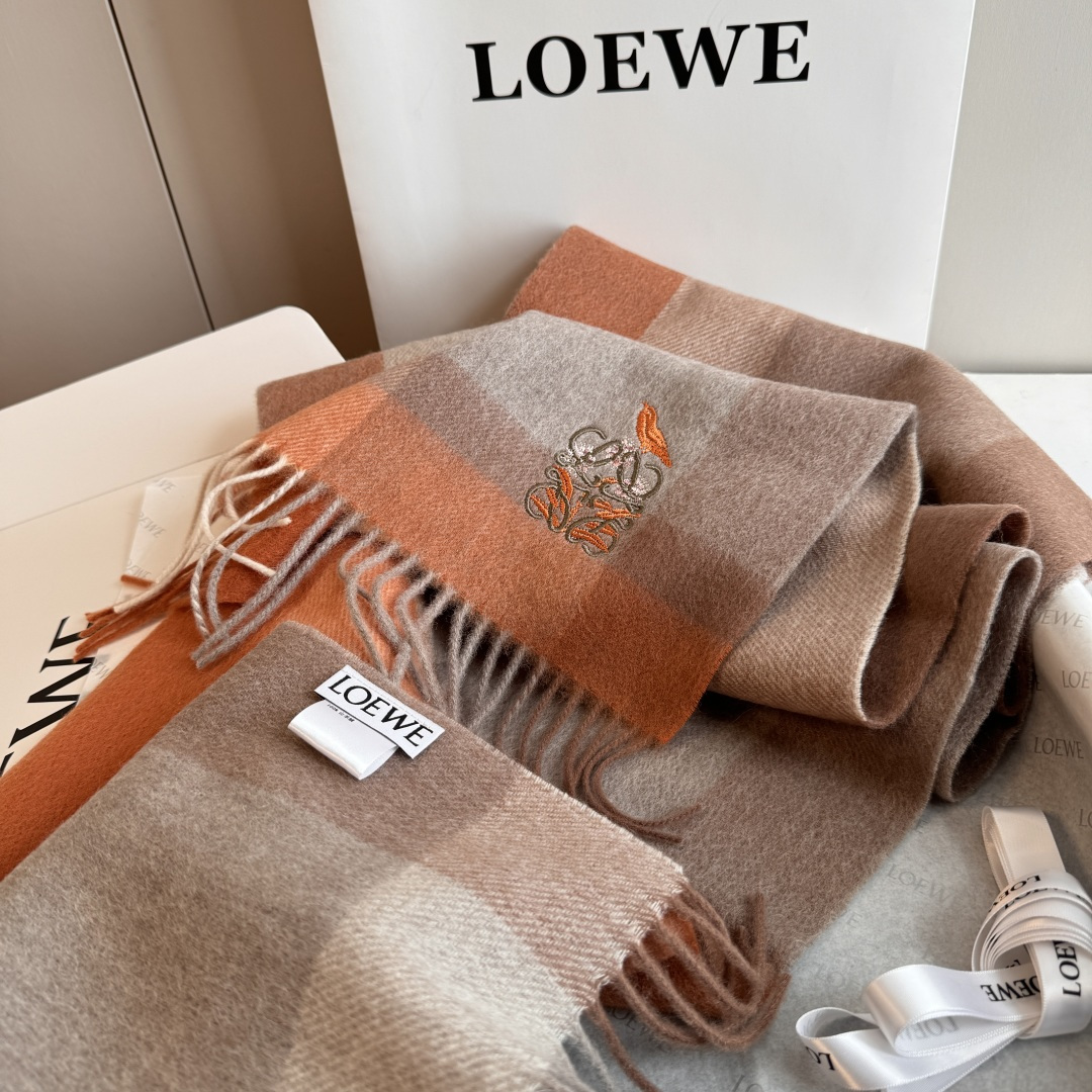 Loewe 上新 Loewe · 罗意威 难得一见的温柔配色 低调又不失优雅 重点推荐 高级舒适 气质