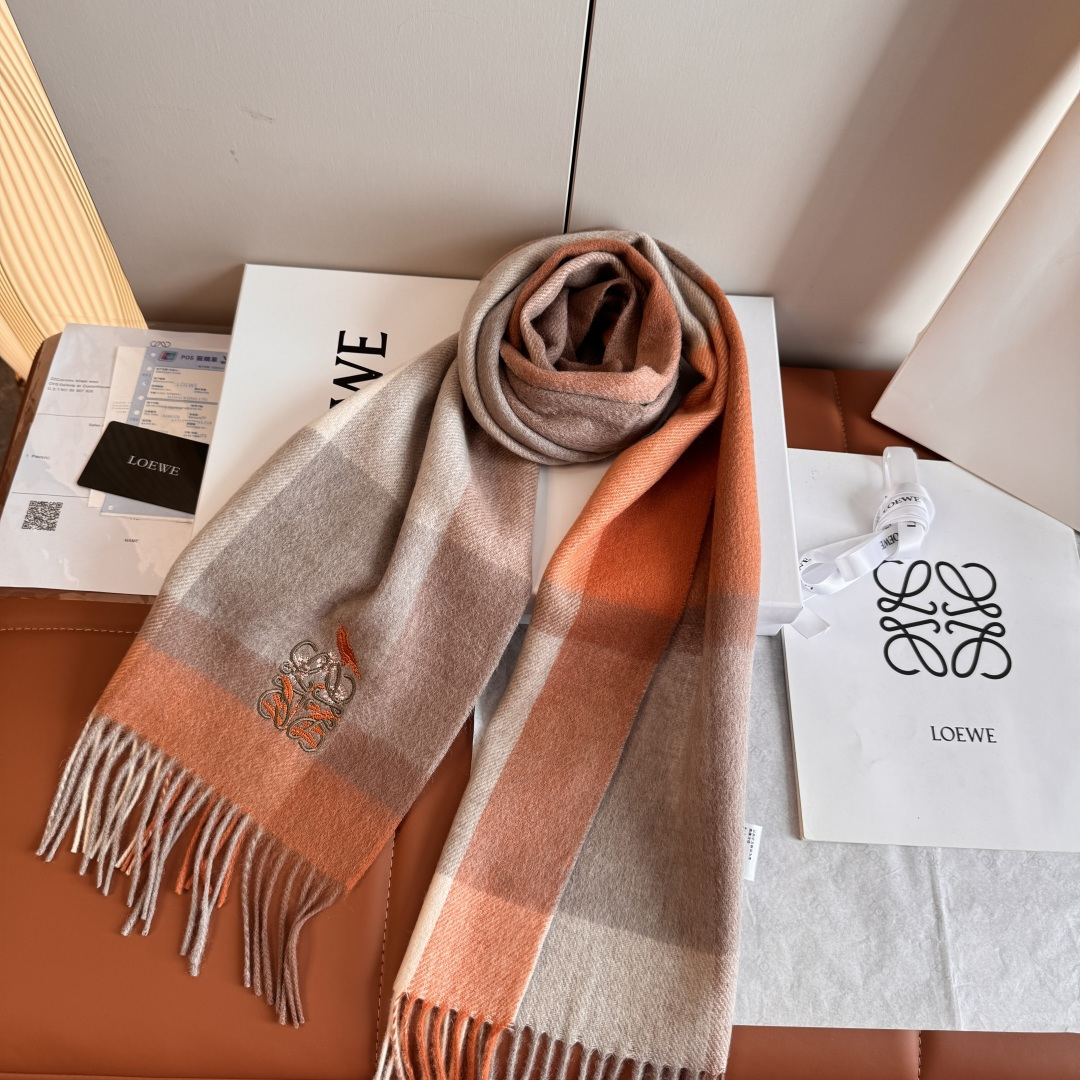 Loewe 上新 Loewe · 罗意威 难得一见的温柔配色 低调又不失优雅 重点推荐 高级舒适 气质