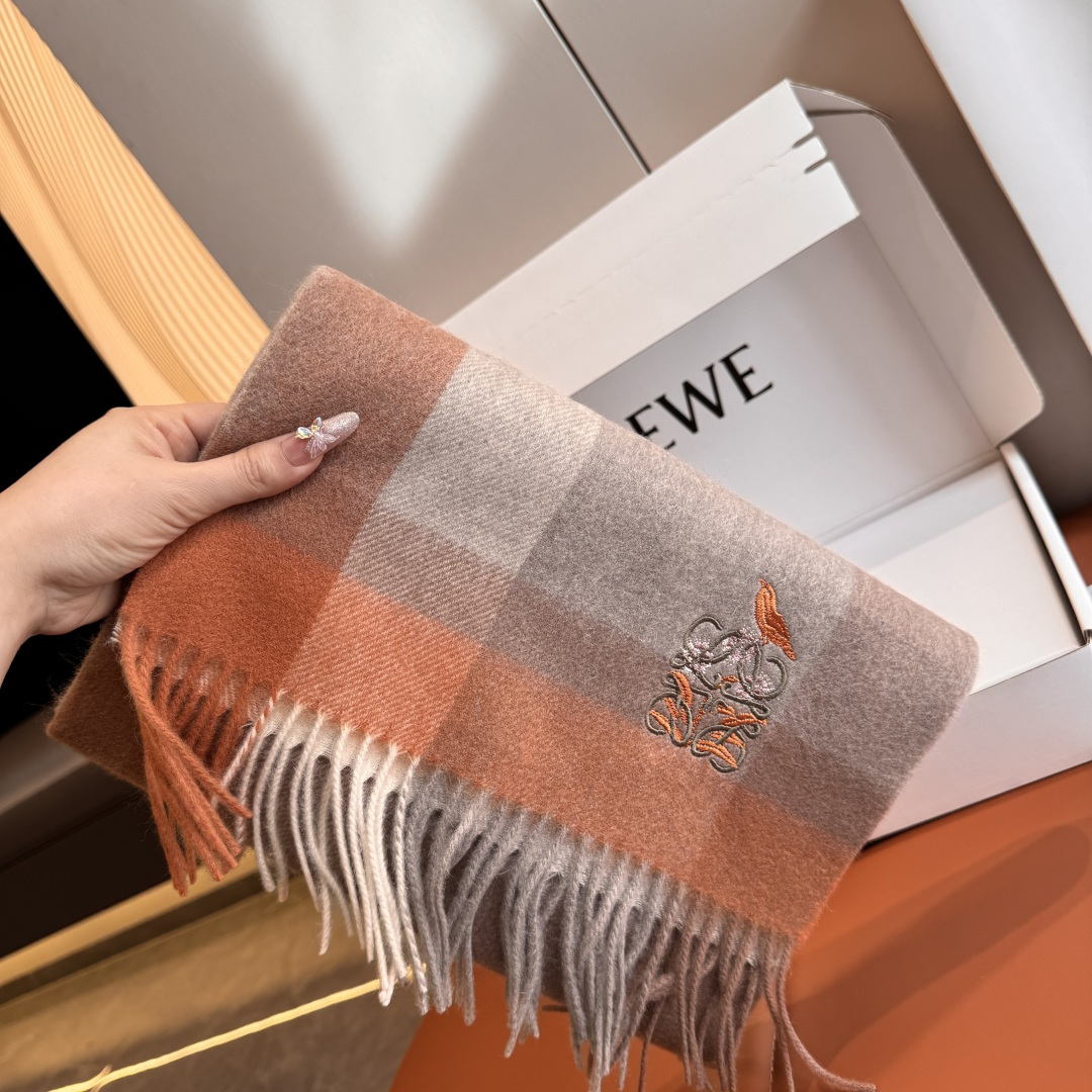 Loewe 上新 Loewe · 罗意威 难得一见的温柔配色 低调又不失优雅 重点推荐 高级舒适 气质