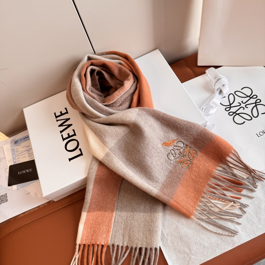 Loewe 上新 Loewe · 罗意威 难得一见的温柔配色 低调又不失优雅 重点推荐 高级舒适 气质