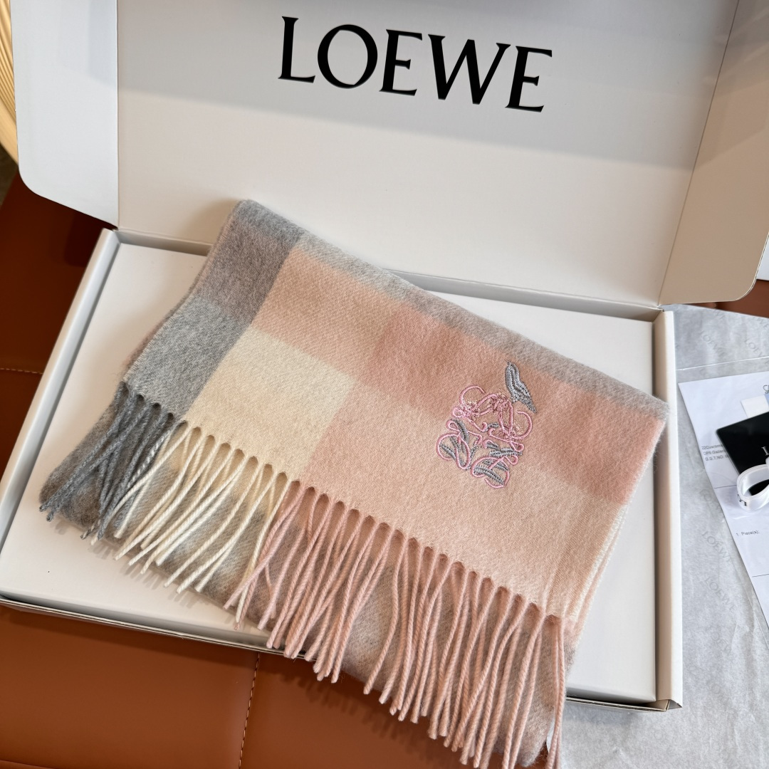Loewe 上新 Loewe · 罗意威 难得一见的温柔配色 低调又不失优雅 重点推荐 高级舒适 气质