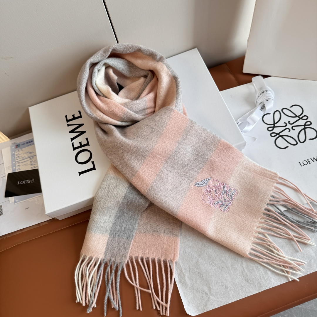 Loewe 上新 Loewe · 罗意威 难得一见的温柔配色 低调又不失优雅 重点推荐 高级舒适 气质
