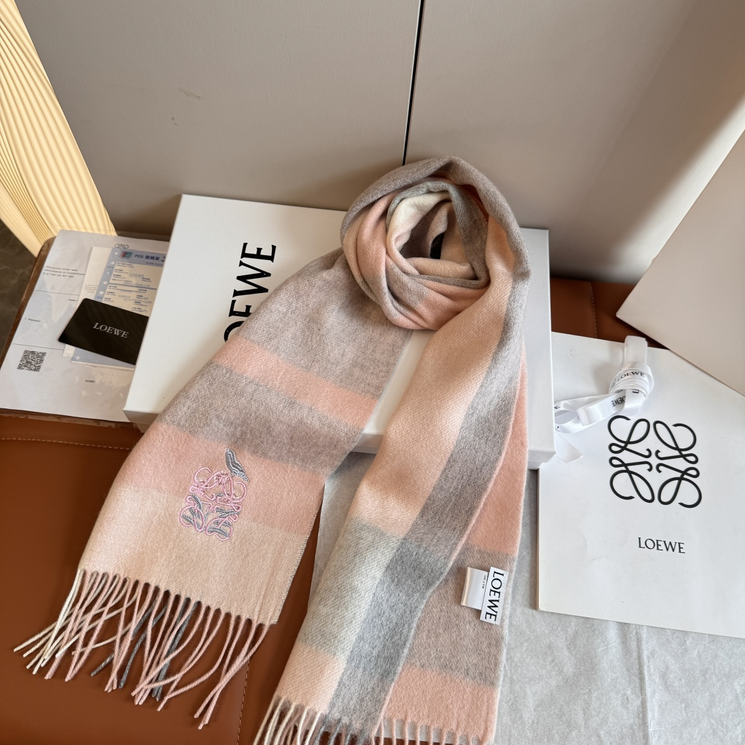 Loewe 上新 Loewe · 罗意威 难得一见的温柔配色 低调又不失优雅 重点推荐 高级舒适 气质