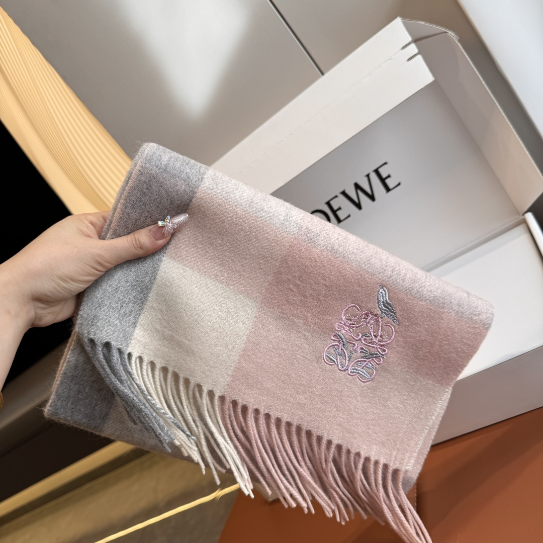 Loewe 上新 Loewe · 罗意威 难得一见的温柔配色 低调又不失优雅 重点推荐 高级舒适 气质
