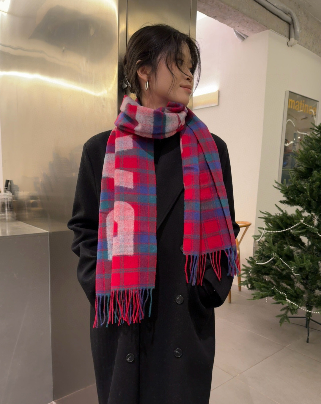 NO:602705,Batch [Balenciaga classic letter plaid scarf] Balenciaga is a leading brand in the fashion industry and is sought after by many fashionistas!  This shawl is really a big name. All the colors are sold at the counter. They are exactly the same, and each color has its own accent!  Although BALENCIGA is not a scarf professional, the level of craftsmanship of this scarf is still very high. After all, it is a first-line scarf. It is made of cashmere texture and original breathing mesh pattern design ~ fashionable and personalized. So in terms of quality, it is really the best seller in the market. Not much to say, in short, so many celebrities, Bai Fumei and Internet celebrities are vying for this model. I don’t need to say more about how beautiful it is!  Still the same sentence, who wears the big brand? Specifications: 30x180cm high version scarf, high version scarf, balenciaga, balenciaga, shawls19860909批【巴黎世家经典字母格纹围巾】巴黎世家潮流时尚界的领军大牌牌,受很多时髦达人追捧！这款披肩真的谁围谁大牌,全部都是专柜在售的颜色,一模一样,每个色各有腔调！BALENCIGA虽然不是围巾专业户,但这款的工艺水准还是很高的,毕竟是一线,选用的羊绒质地,独创呼吸网眼纹路设计~时髦又个性.所以关于品质真的是秒杀各路市场货.话不多说,总之,这么多明星白富美网红争相追捧的款,有多好看就根本不需要我多说了！还是这句话谁围谁大牌 规格:30x180cm高版本围巾,高版本围巾,balenciaga,balenciaga,shawls,scarf