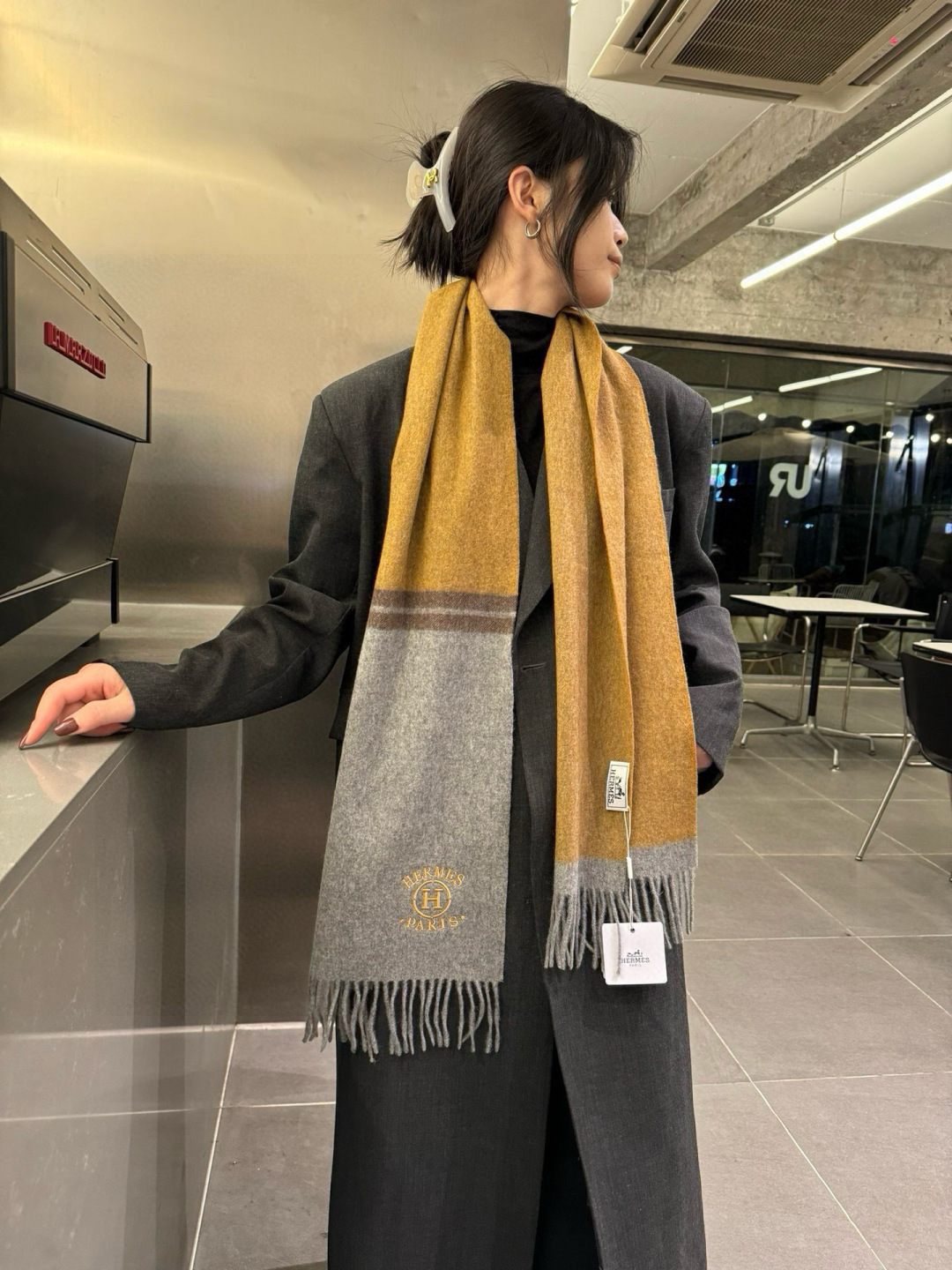 NO:580788,New batch!  Hermes 2025 ·  Hermès, a rare and elegant color matching of the big H. We highly recommend the bilateral color matching. One scarf can be matched with two styles. It has a high-end, comfortable and fashionable temperament. It is full of big-brand style. Super Amway Big H is a soft scarf that touches the heart. It is extremely simple in color and has a low-key H embroidery logo. It is the finishing touch without losing the beauty. It is the pursuit of successful people. The color is absolute and has a unique fairy spirit. It is definitely the best choice for couples. The color is elegant and not enchanting. Specifications: 30x 180cm  Ingredients: lambswool high version scarf, high version scarf, hermes, hermes19860909批 上新！2025年Hermes · 爱马仕,大H难得一见的优雅配色,重点推荐双边配色,一条围巾两种风格搭配,高级舒适时髦气质,大牌范十足,超级安利大H这款触动内心的柔美围巾,极其简单的颜色搭配低调的H刺绣logo,点睛之笔确又不失美感,成功人士的追求,色彩绝对,有点独有的仙气,绝对的情侣款不二之选,颜色淡雅,不妖娆 规格30x 180cm 成份羔羊绒 高版本围巾,高版本围巾,hermes,hermes,scarf
