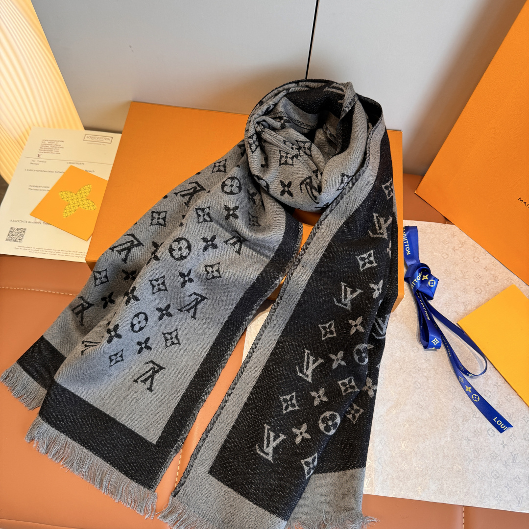 NO:574269,Batch LV Louis Vuitton M71619 Monogram Essential scarf. Decorated with contrasting Monogram prints, the color is full and pure, highlighting the trendy style and soothing style. Size 68cm*200cm (including tassels) cashmere high version scarf, high version scarf, louis vuitton, louis vuitton19860909批 LV路易威登M71619 Monogram Essential围巾.饰满对比风格的Monogram印花,色泽饱满纯正,彰显潮流格调和舒朗风范. 尺寸68cm*200cm（含流苏）羊绒高版本围巾,高版本围巾,louis vuitton,louis vuitton,scarf