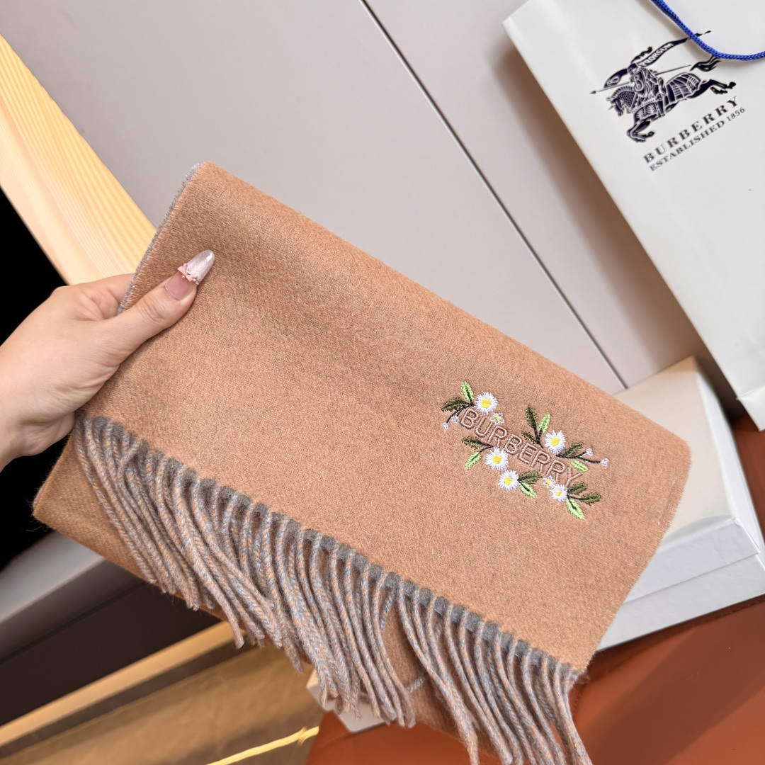 NO:580797,Batch Burberry · Burberry double-sided scarf is crazy beautiful, so stylish and charming, a very elegant and fashionable autumn and winter item!  I really like it. It has a very classic design of lambswool. It feels really great on the upper body and looks good on any waist!  !  This style is really worth buying with your eyes closed, and it can be easily worn by any age group!  !  !  30*200cm high version scarf, high version scarf, burberry, burberry19860909批 Burberry · 巴宝莉双面围巾好看的要疯掉了,太有型太有魅力了非常斯文时尚的秋冬单品！真的很喜欢,非常Classical的设计羔绒,手感真的绝了上身效果真的随便怎么围都好看！！这种款式真的闭着眼买,任何年龄层都轻松驾驭！！！30*200cm高版本围巾,高版本围巾,burberry,burberry,scarf
