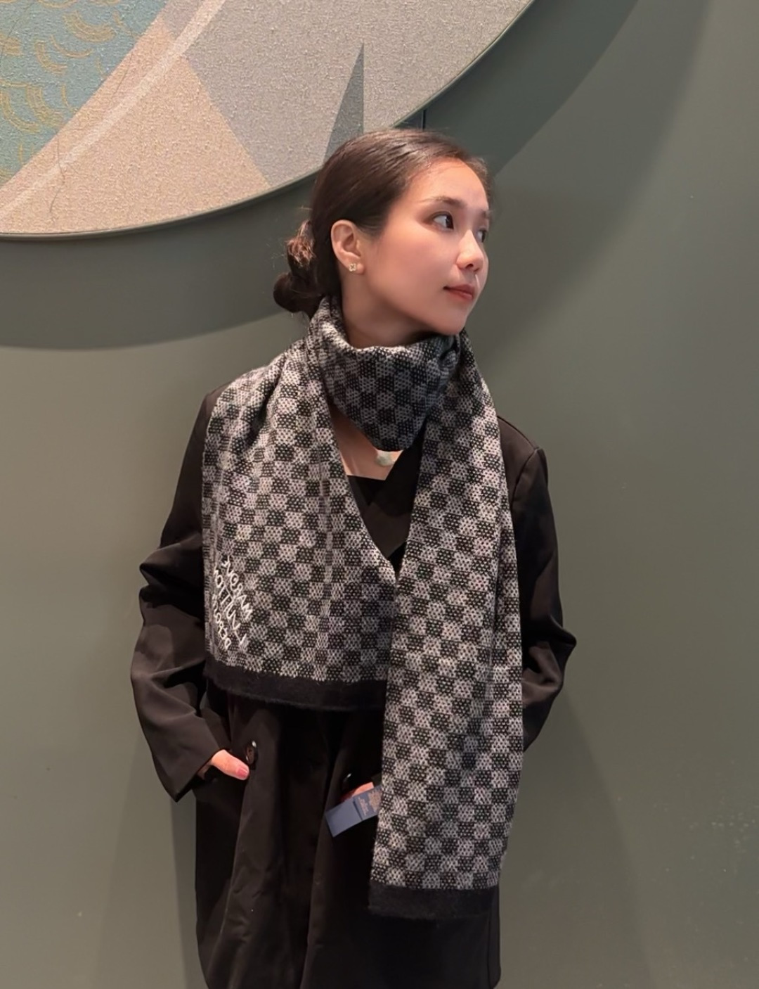 NO:574239,Batch of LV Louis Vuitton's new checkerboard scarf, highly recommended. It feels very good. Last order from a foreign trade company, and my hands are slow. The cashmere scarf is super soft and waxy. The price is really unbeatable and great value. It is absolutely worth buying a very authentic men's scarf from LV. I love the fabric. The double-sided cashmere yarn is really clear and clean. The velvet feeling in the hand is really super comfortable!  Very soft and clean style. The upper body effect is incomparable, beautiful and simple. It can be worn on both sides. It is a style that everyone will like. It has texture and is not unobtrusive. During the photo taking process, I have been fascinated by the texture of the fabric and the effect of contrasting colors many times. The checkerboard weave has texture and is not unobtrusive ~ end  Shan Yu Yi Di Diao benefits everyone~ It feels very soft and comfortable, with medium thickness, and is very close to the neck~ The classic unisex style is suitable for formal wear or casual wear~ It can be folded in half or hung in a circle, and it is stylish for a gentleman~ Cashmere with warm temperament  Specification 30*180cm high version scarf, high version scarf, louis vuitton, louis vuitton19860909批 LV 路易威登新款棋盘格围巾怒赞推荐 手感超好外贸公司尾单,手慢无超级无敌软糯的羊绒围巾这个价格真的无敌超值~买到绝对值LV家非常正的男士围巾~面料大爱,双面的羊绒纱线真的清晰干净,握在手里绒感真的超级无敌舒服！非常柔软很干净的风格,上身效果无敌好看大气简约,两面都可以围,任何人都会喜欢的款吧,有质感不张扬拍照过程中已经多次被面料质感和撞色的效果迷倒.棋盘格织法有质感不张扬~尾单余一丢丢福利大家~手感非常柔软舒服中等厚度,非常亲脖子的一款~经典男女通用款式搭配正装或者搭配休闲装都很合适~对折挂围或者绕圈围都完全可以,绅士有型~有温度的风度羊绒 规格30*180cm高版本围巾,高版本围巾,louis vuitton,louis vuitton,scarf