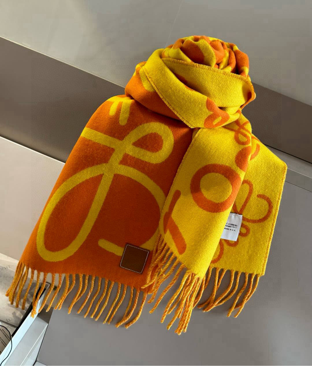 NO:580807,Batch Loewe graffiti double-sided scarf, loewe's super beautiful new scarf!  Highly recommended to buy!  It’s super hard to buy!  The original order is of good quality, and is sold on the market for N blocks. There is no pressure in and out of the counter. The workmanship is very exquisite and substantial. Our price is really worth it!  Neutral style, simple and elegant, you can collect it at will!  !  Crazy but not picky, crazy temperament!  Whoever surrounds you has temperament!  !  I really hope you don’t miss this style. Specification, 30*180cm, composition 90 wool 10 cashmere, non-market chemical fiber product, equipped with LOEWE Anagram embossed leather label. High version scarf, high version scarf, loewe, loewe19860909批 罗意威涂鸦款双面围巾,loewe超美新款围巾！超级推荐入手！超难买哦！原单品质好货,甩市场货N条街,进出专柜无压力,做工非常精致,很有分量,我们的价格真的超级值！中性风格、简单大方,任意收！！狂不挑人,狂气质！谁围谁有气质！！真的希望大家不要错过这样的款式.规格,30*180cm,成分90羊毛 10羊绒,非市场化纤货,配有LOEWE Anagram 压纹皮标.高版本围巾,高版本围巾,loewe,loewe,scarf