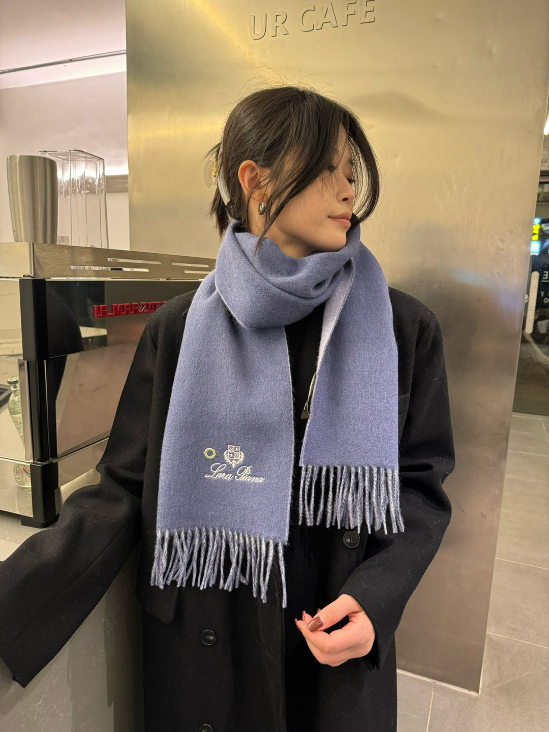 NO:580810,Batch Loro Piana ·  Nuoyoupanya [Trading company’s last order, the best double-sided cashmere scarf and shawl] It’s too expensive to give away and keep for yourself. It’s a big deal. It’s a hot product. It’s the best hard goods from the channel. The last order for direct supply to Italy is very small. The customer-supplied cashmere has a soft and waxy feel, the fabric is more lustrous, and it also increases the brightness of the color. LP has always strictly selected the highest quality cashmere as the benchmark. Without comparison, there is no harm. The world’s best  The top-grade cashmere makes the scarf extremely luxurious, and also increases the beauty and functionality. Two pairs of each color are required. No headaches in matching, no regrets for ten thousand years. What is particularly recommended is that this style is a plaid color series, carefully selected popular colors, the color is bright and high-end, and all colors can be matched with each other in the whole family. 30*180cm, Albas cashmere high version scarf, high version scarf, loro  piana,loro piana,shawls19860909批 Loro Piana · 诺悠翩雅【贸易公司尾单,极品双面山羊绒围巾披肩】送人自留都太高大上了重磅上新,爆款爆款,渠道极品硬货～出口意大利直供专柜尾单到手数量极少,客供面料羊绒,手感软糯,面料更有光泽,也增加了色彩的鲜艳度LP一直以严格选用最高品质的羊绒为基准,没有对比就没有伤害,世界最顶级羊绒更是让围巾奢华到不行,更是增加了美感和功能性,每色必留两条,搭配不头疼,不留后悔一万年,特别值得推荐的是,此款是格纹色系,精挑细选的流行配色,色彩感鲜明又高级的感觉全家哪个颜色都可以互相搭配30*180cm,阿尔巴斯山羊绒高版本围巾,高版本围巾,loro piana,loro piana,shawls,scarf
