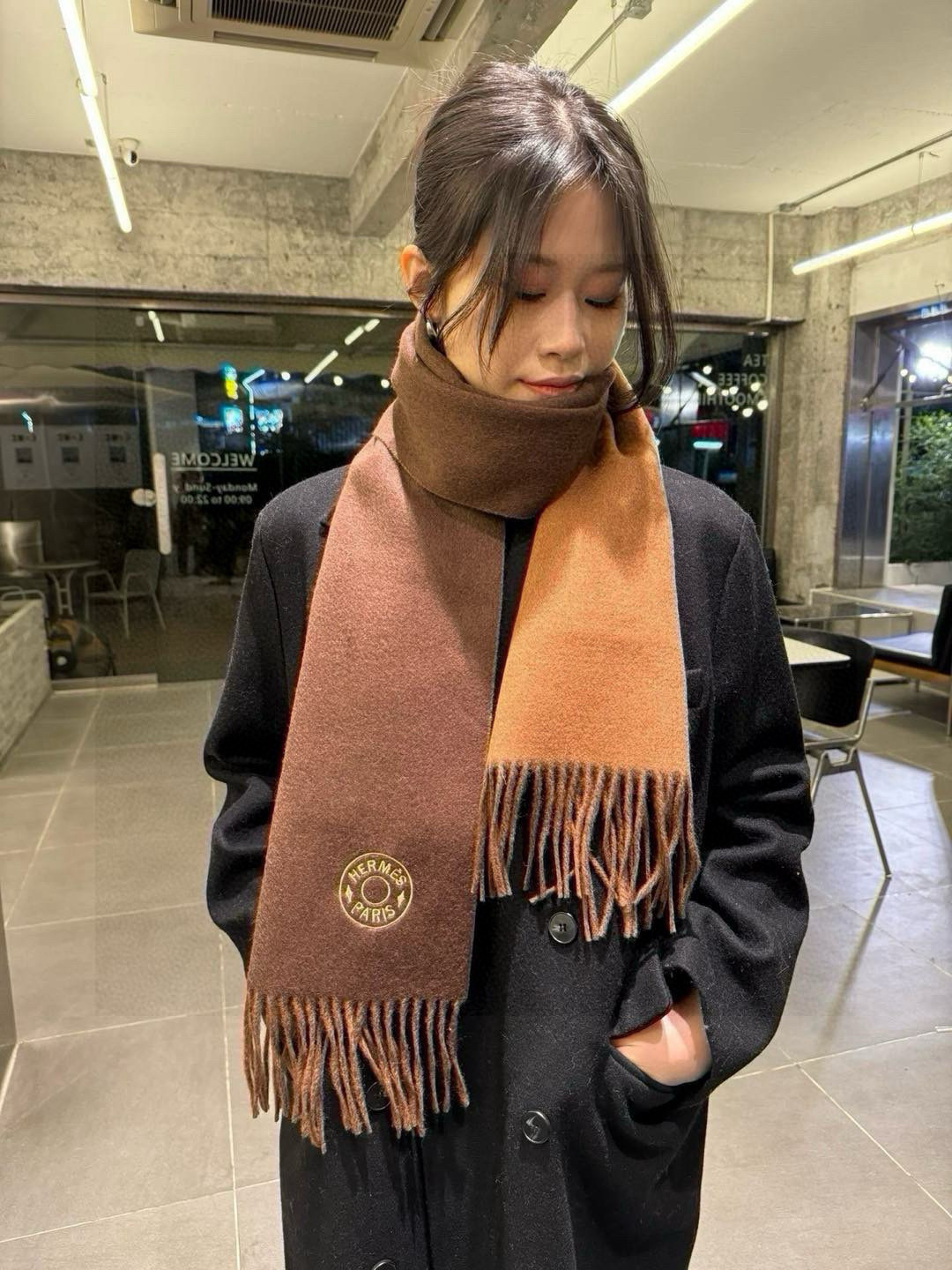 NO:580815,Batch Hermes · Hermes double-sided lambswool scarf Highly recommended!  Top quality lambswool material, very good quality, very warm, soft and skin-friendly without irritating the neck. Classic double-sided color matching design, one scarf with two styles for boys and girls, size 30*180cm high version scarf, high version scarf, hermes, hermes19860909批 Hermes · 爱马仕双面羔羊绒围巾 重磅推荐！顶级羔羊绒材质,质量好到爆非常保暖,柔软亲肤不扎脖.经典双面拼色设计,一条围巾两种风格男生女生通用,size30*180cm高版本围巾,高版本围巾,hermes,hermes,scarf