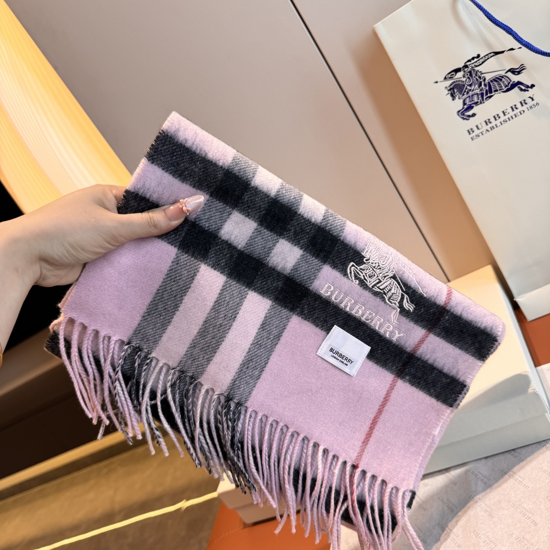 NO:580823,Batch of top-end high-end goods released in stock at Burberry counters, super hot style [classic plaid long scarf] cashmere scarf, the quality is so good, the top-grade cashmere high-end products are absolutely screaming quality, the top design of fashion brands... The classic plaid with fashionable color matching is the highlight of this screaming high-end product. It is a must-have high-end product in autumn and winter.. At present, the counters at home and abroad are super popular.. The cashmere is about 30*180. It is definitely a high-end boutique high version scarf, high version scarf, burberry.19860909批 顶级高端货现货发行巴宝莉专柜超爆万年款【经典格纹长巾】羊绒围巾品质手感好到不行顶级羊绒高尖端产物绝对令人尖叫的品质时尚大牌的顶尖设计款..经典格子搭配时尚拼色是此款令人尖叫的亮点秋冬必备的高端精品..目前海内外专柜都超级爆款..羊绒30*180左右 绝对是手慢无的高端精品高版本围巾,高版本围巾,burberry,scarf
