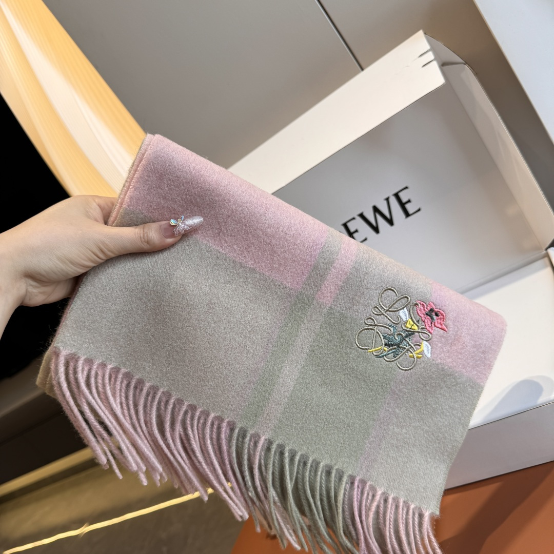 NO:580827,New batch!  Loewe ·  Loewe’s rare and gentle color matching, low-key yet elegant] We highly recommend double-sided color matching, a scarf with two styles, high-end, comfortable and fashionable temperament, a niche name, but full of big-name style, super Amway loewe this soft scarf that touches the heart,  Extremely simple colors with eye-catching color-changing logo, the finishing touch without losing the beauty, the pursuit of successful people, the color is absolute, a little unique fairy spirit, the absolute choice for couples, the color is elegant, not enchanting, and the very soft cashmere material specification is 30  x 180cm high version scarf, high version scarf, loewe, loewe19860909批 上新！Loewe · 罗意威难得一见的温柔配色,低调又不失优雅】重点推荐双面配色,一条围巾两种风格搭配,高级舒适时髦气质,名小众,却大牌范十足,超级安利loewe这款触动内心的柔美围巾,极其简单的颜色搭配抢眼的变色logo,点睛之笔确又不失美感,成功人士的追求,色彩绝对,有点独有的仙气,绝对的情侣款不二之选,颜色淡雅,不妖娆非常柔软的羊绒材质规格30 x 180cm高版本围巾,高版本围巾,loewe,loewe,scarf