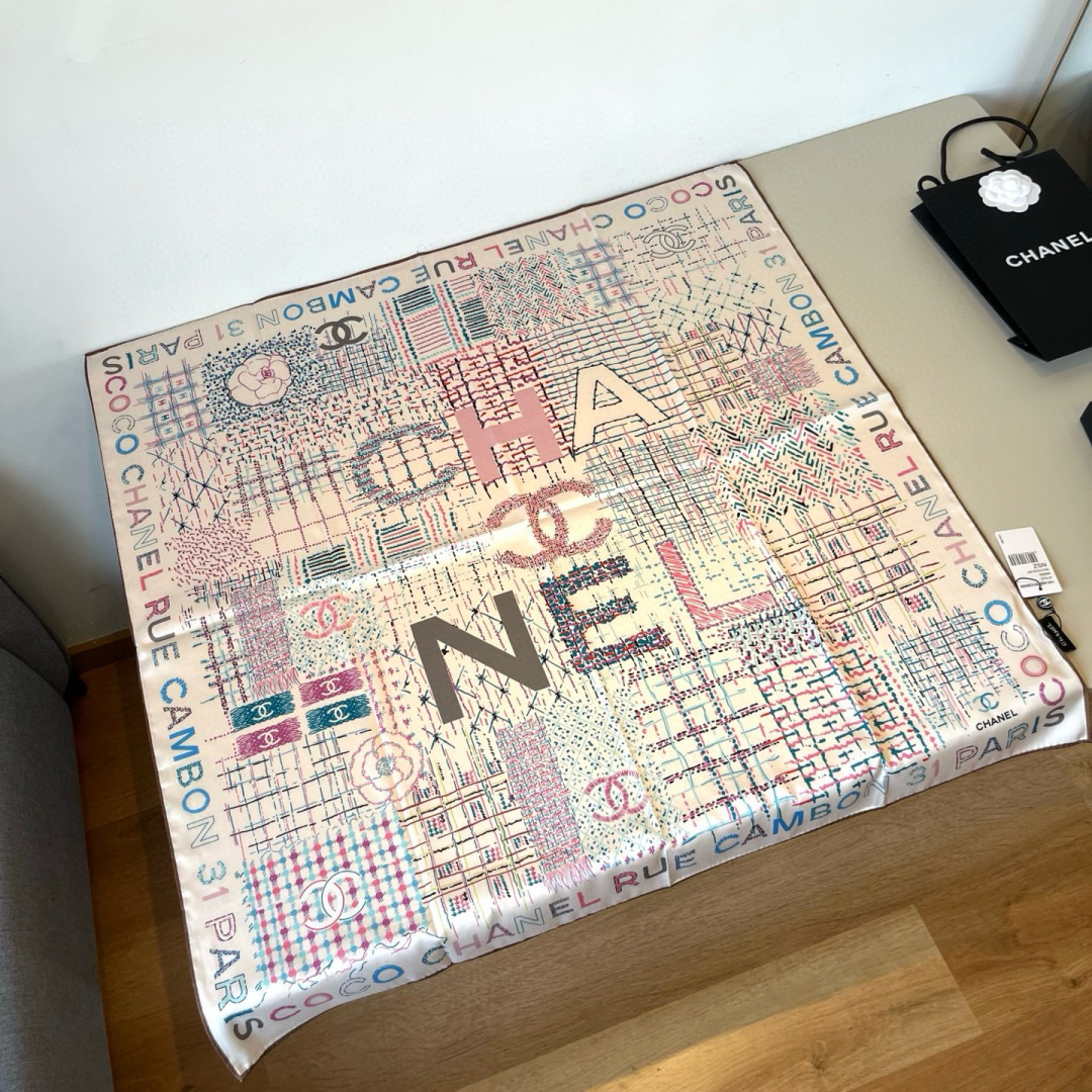 NO:728792,Batch [Xiaoxiang Colorful Striped Letters] Silk Square Scarf, high-end love, a beauty for women, can be used in all seasons, it is really beautiful and makes people very, very excited. The upper body effect is simply beautiful. The quality is perfect, the whole scarf gives people a big-name aura and is very delicate and beautiful at the same time. It is worth tasting, perfect temperament and taste. Ditails first choice, size 90*90 cm high version scarf, high version scarf, real silk19860909批【小香彩色条纹字母】真丝方巾,高端 大爱 ,女人尤物,四季都可以,真心美的让人非常非常心动 上身效果简直美翻了 品质非常完美,整个围巾给人大牌气场的同时又非常精致秀丽,值得品鉴,完美气质品味Ditails首选,尺寸90*90 cm高版本围巾,高版本围巾,real silk,scarf