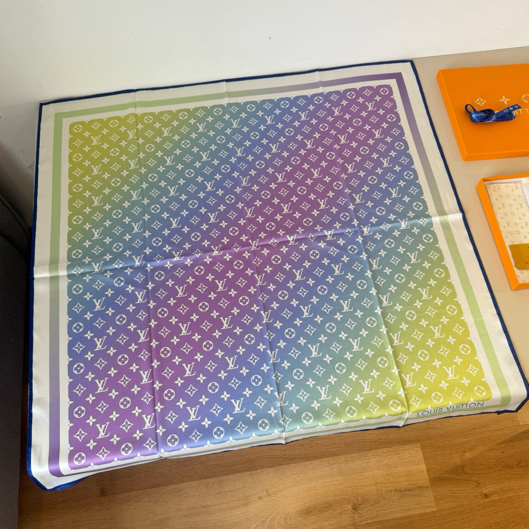NO:728801,The first batch of LV's new silk square scarf Sunrise Aquarelle Square scarf renders the classic Monogram pattern in gradient and gentle tones, depicting the misty mood at sunrise, and can add elegance to various looks. 90 x 90 cm (height x length) mulberry silk high version scarf, high version scarf, louis vuitton, real silk19860909批 LV新款真丝方巾 Sunrise Aquarelle Square 方巾为经典 Monogram 图案渲染渐变温和色调,描摹日出时分的迷蒙意境,可为各式造型增添考究意味. 90 x 90 厘米 (高 x 长度) 桑蚕丝高版本围巾,高版本围巾,louis vuitton,real silk,scarf