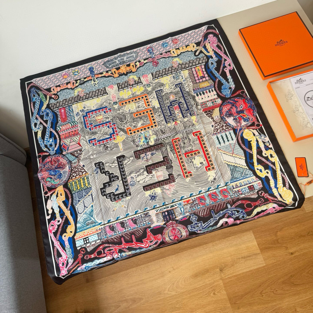 NO:728810,Batch Hermès square scarf 'Scarf Adventure' is so beautiful, full of dreamy design, it is already a masterpiece in the private collection of countless collectors!  Size90*90cm silk high version scarf,high version scarf,hermes,real silk19860909批 爱马仕方巾《丝巾大探险》美翻了,充满梦幻的设计,已经是无数收藏家私藏的佳作！ Size90*90cm 真丝高版本围巾,高版本围巾,hermes,real silk,scarf