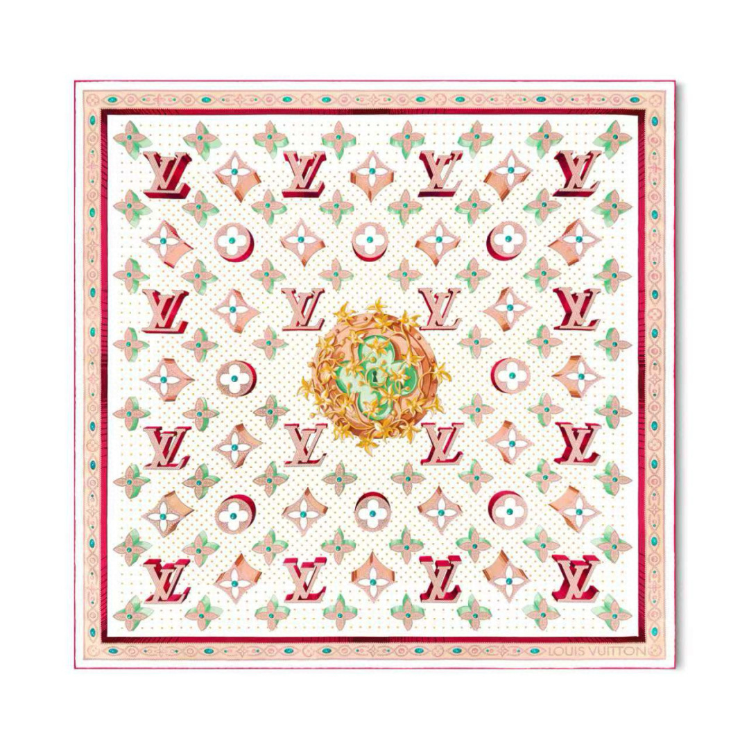 NO:728828,The first Monogram LV Locks scarf delicately depicts the legendary trunk locks designed by Louis Vuitton and Georges Vuitton. The Monogram pattern background is sublimated with jewels and rivet edges, paying tribute to the brand's long history. 90 x 90 cm (H x Length) Mulberry silk tall scarf, tall scarf, louis vuitton, louis vuitton19860909批 Monogram LV Locks 方巾细腻描绘 Louis Vuitton 和 Georges Vuitton 设计的传奇硬箱锁扣,以珠宝和铆钉边缘升华 Monogram 图案背景,致意品牌悠远传承. 90 x 90 厘米 (高 x 长度) 桑蚕丝高版本围巾,高版本围巾,louis vuitton,louis vuitton,scarf