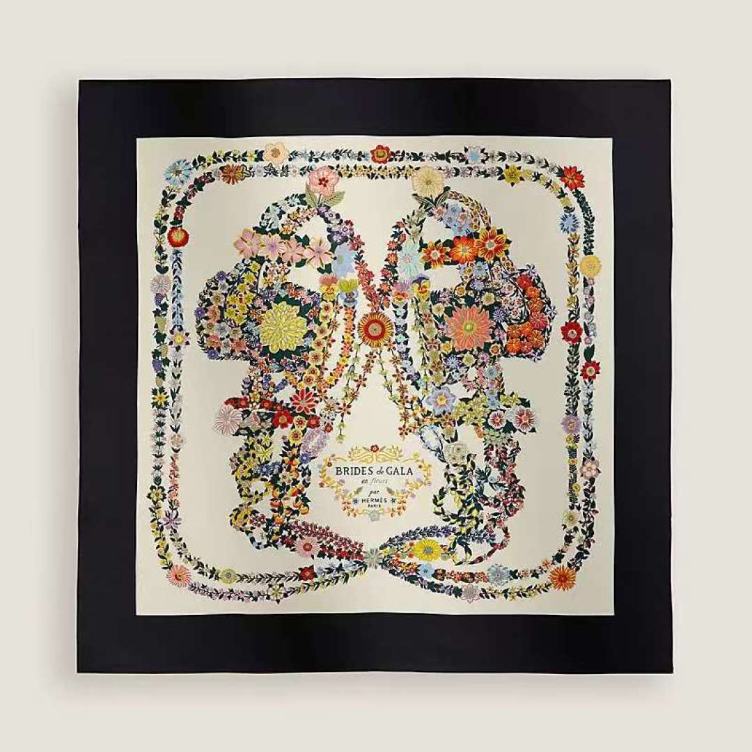 NO:728852,Batch Hermès Classic Silk Square Scarf [Gorgeous Bridle Flower Edition] This Hermès classic item shows the essence of powerful and charming female charm. This 90 square scarf is innovative, interprets infinite emotions and freedom, and writes personal narrative in a unique way. Designer Christine Henry, inspired by the works of Hugo Grygkar Specifications: 90x90cm  silk high version scarf,high version scarf,hermes,real silk19860909批 爱马仕经典真丝方巾【华丽的缰辔花卉版】 这款爱马仕的经典单品展现强大而迷人的女性魅力精髓.此90方巾推陈出新,诠释无限的情感和自由,以别样方式书写个性叙事. 设计师 克里丝汀娜·亨利（Christine Henry）,灵感源自雨果·格里卡尔（Hugo Grygkar）的作品 规格:90x90cm 真丝高版本围巾,高版本围巾,hermes,real silk,scarf