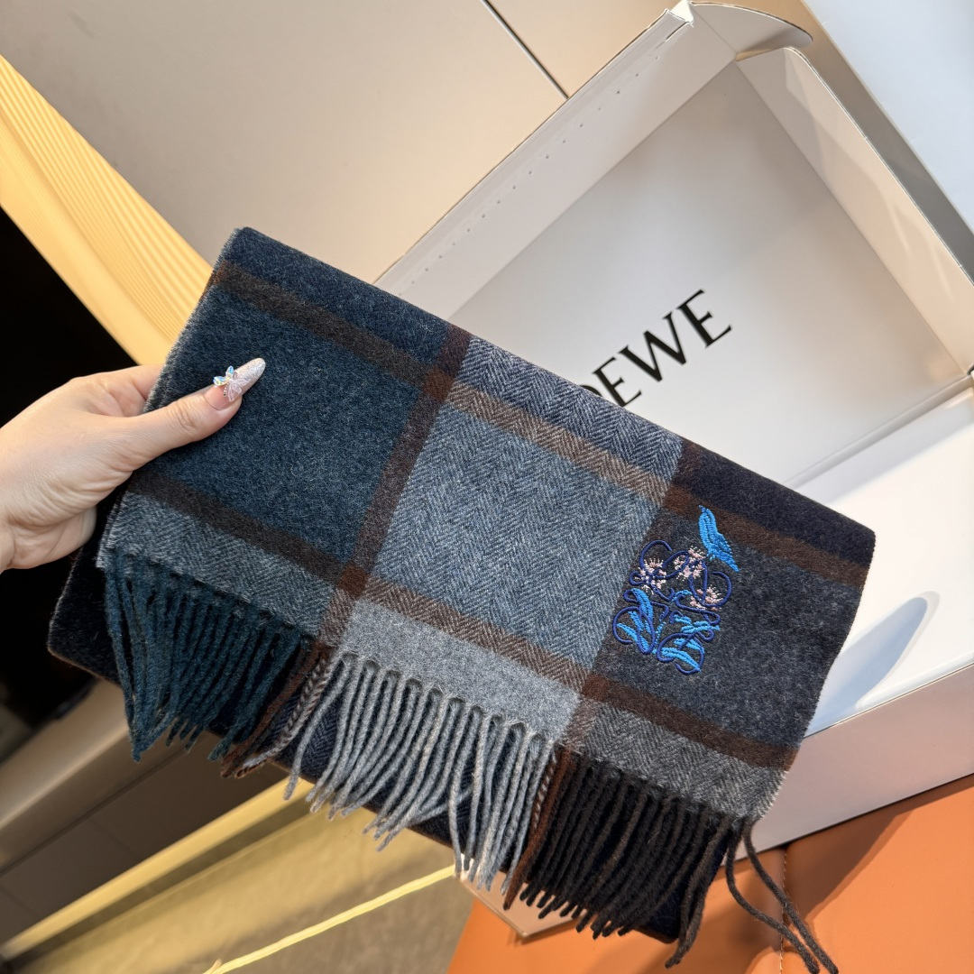 NO:542405,Approval New release!  Loewe · Luo Yiwei's rare gentle color scheme, low-key and elegant] Highlights recommended for high-end, comfortable and fashionable temperament, niche but full of big brands, Super Amway loewe's soft scarf that touches the heart, extremely simple color matching with eye-catching color change logo, the finishing touch is indeed not lose its beauty, the pursuit of successful people, the color is absolutely, a bit unique fairy-like, the absolute best choice for couples, the color is elegant, not enchanting, very soft cashmere material specifications 30 x 180cm high-version scarf, high-version scarf, loewe, loewe19860909批 上新！Loewe · 罗意威难得一见的温柔配色,低调又不失优雅】重点推荐高级舒适时髦气质,小众却大牌范十足,超级安利loewe这款触动内心的柔美围巾,极其简单的颜色搭配抢眼的变色logo,点睛之笔确又不失美感,成功人士的追求,色彩绝对,有点独有的仙气,绝对的情侣款不二之选,颜色淡雅,不妖娆非常柔软的羊绒材质规格30 x 180cm高版本围巾,高版本围巾,loewe,loewe,scarf