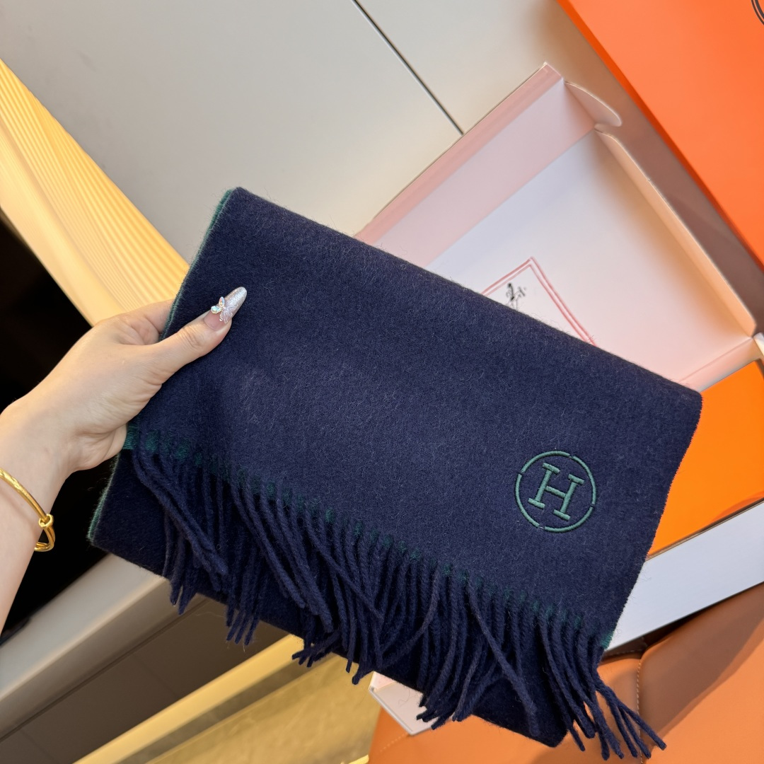 NO:542410,New batch!  Hermes 2025 ·  Hermès, a rare and elegant color matching of the big H. We highly recommend the bilateral color matching. One scarf can be matched with two styles. It has a high-end, comfortable and fashionable temperament. It is full of big-brand style. Super Amway Big H is a soft scarf that touches the heart. It is extremely simple in color and has a low-key H embroidery logo. It is the finishing touch without losing the beauty. It is the pursuit of successful people. The color is absolute and has a unique fairy spirit. It is definitely the best choice for couples. The color is elegant and not enchanting. Specifications: 30x 180cm  Ingredients: lambswool high version scarf, high version scarf, hermes, hermes19860909批 上新！2025年Hermes · 爱马仕,大H难得一见的优雅配色,重点推荐双边配色,一条围巾两种风格搭配,高级舒适时髦气质,大牌范十足,超级安利大H这款触动内心的柔美围巾,极其简单的颜色搭配低调的H刺绣logo,点睛之笔确又不失美感,成功人士的追求,色彩绝对,有点独有的仙气,绝对的情侣款不二之选,颜色淡雅,不妖娆 规格30x 180cm 成份羔羊绒 高版本围巾,高版本围巾,hermes,hermes,scarf