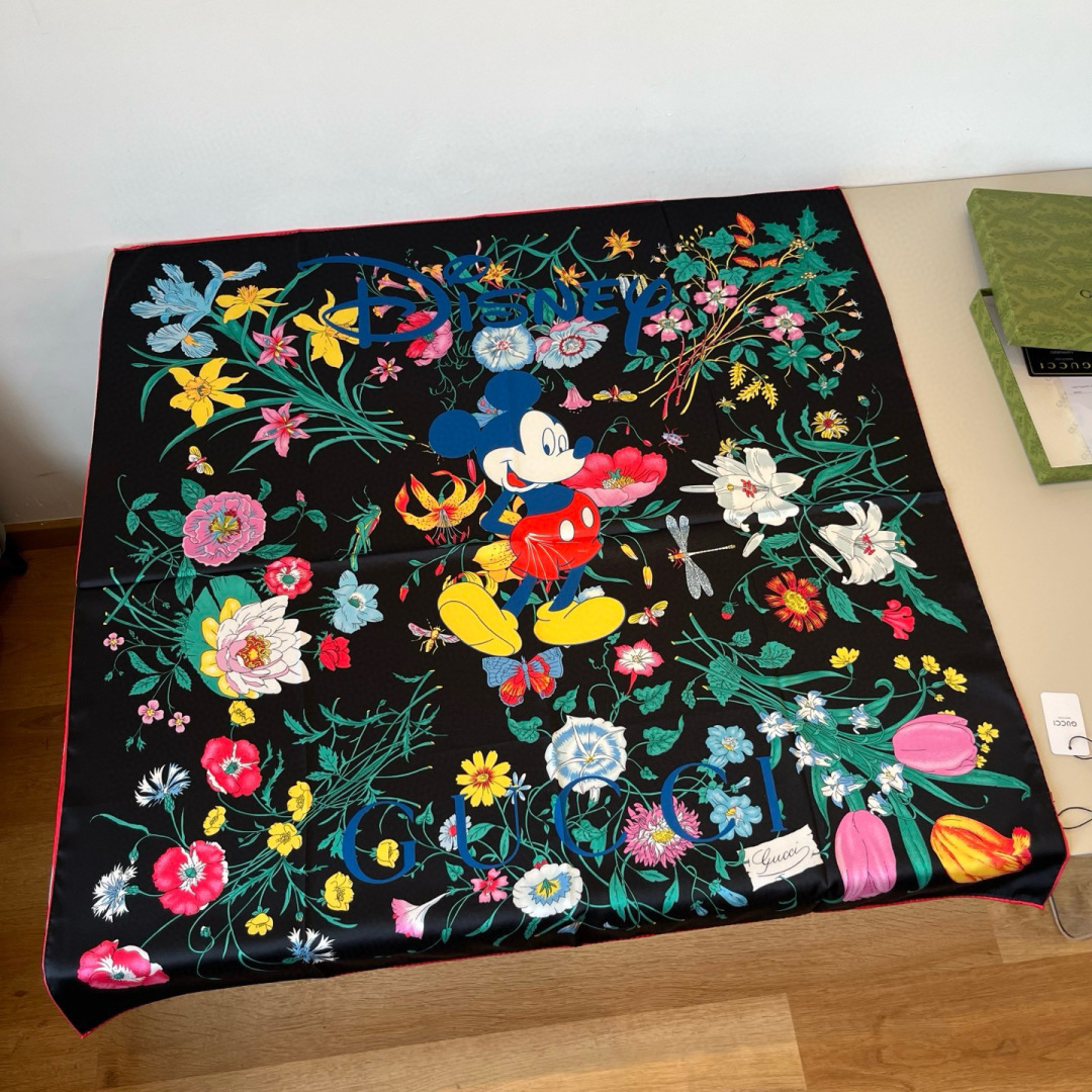 NO:542425,Batch Guqi new square scarf [Disney joint model] Beautiful [Tearing] The royal palace-level top fashion element pattern design style is extremely beautiful. Really, the upper body is extremely skin-skin color versatile. Look at it yourself. Size 90x90cm high-end silk scarf, high-end scarf, real silk19860909批 古奇新款方巾【迪斯尼联名款】美翻了[流泪]御用殿堂级极品时尚元素图案设计风格美丽至极 真的 上身极为衬肤色 百搭 好看不好看自己看吧 尺寸90x90cm 真丝高版本围巾,高版本围巾,real silk,scarf