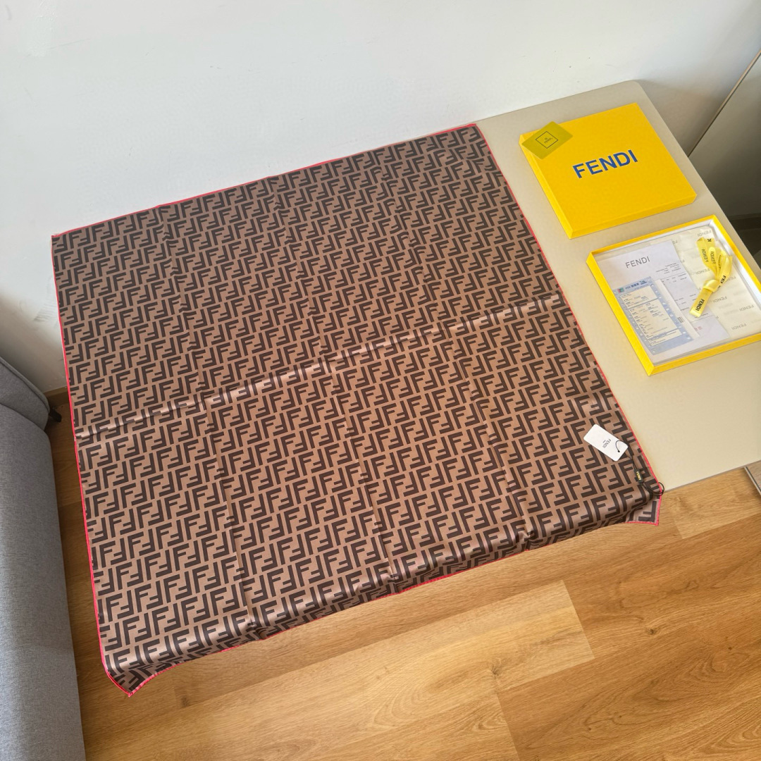 NO:542430,FENDI's new silk square scarf [FF letter printed square scarf] is beautiful [Tear] The imperial palace-level classic element pattern design style is extremely beautiful. Really, the upper body is extremely skin-skin color versatile. Look at it yourself. Size 90x90cm high-end silk scarf, high-end scarf, fendi, fendi, real silk19860909批 FENDI芬迪新款真丝方巾【FF字母印花方巾】美翻了[流泪]御用殿堂级极品经典元素图案设计风格美丽至极 真的 上身极为衬肤色 百搭 好看不好看自己看吧 尺寸90x90cm 真丝高版本围巾,高版本围巾,fendi,fendi,real silk,scarf