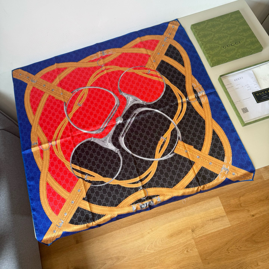 NO:542435,Gucci new mulberry silk square scarf Gucci horse tie printed square scarf The brand collection pattern shines brightly against the backdrop of the new and eye-catching prints. This GG mulberry silk jacquard scarf ingeniously embellishes the Gucci horse tie printed, highlighting the design inspiration of Gucci from the equestrian world, reminding people of the past years. 90 cm (length) x 90 cm (width) mulberry silk high-version scarf, high-version scarf, gucci19860909批 Gucci新款桑蚕丝方巾 Gucci马衔扣印花方巾 品牌典藏图案在与全新醒目印花的衬托下熠熠生辉.这款GG桑蚕丝提花围巾匠心缀饰Gucci马衔扣印花,彰显Gucci源自马术世界的设计灵感,让人不禁联想起过往岁月. 90厘米（长）x 90厘米（宽） 桑蚕丝高版本围巾,高版本围巾,gucci,scarf