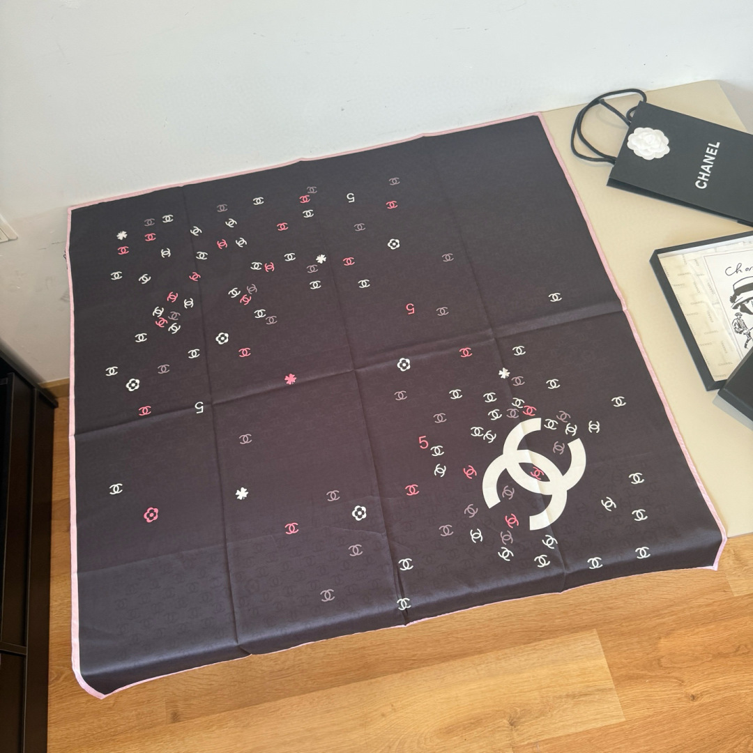 NO:542441,New Xiaoxiang [Chanel Double C Scarf] Beautiful [Tearing] The imperial palace-level classic element pattern design style is extremely beautiful. Really, the upper body is extremely skin-skin color. It is versatile. Look at it yourself. Size 90x90cm. High-version silk scarf, high-version scarf, chanel, real silk19860909批 新款小香【香奈儿双C方巾】美翻了[流泪]御用殿堂级极品经典元素图案设计风格美丽至极 真的 上身极为衬肤色 百搭 好看不好看自己看吧 尺寸90x90cm 真丝高版本围巾,高版本围巾,chanel,real silk,scarf