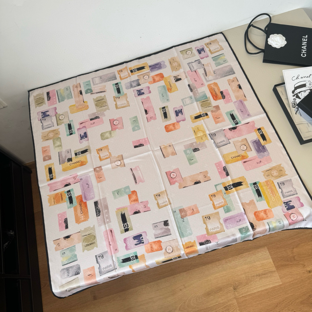 NO:542444,The new style of Xiaoxiang [Chanel 24K stamp scarf] is beautiful [Tearing] The imperial palace-level classic element pattern design style is extremely beautiful. Really, the upper body is extremely skin-skin color versatile. Look at it yourself. Size 90x90cm high-end silk scarf, high-end scarf, chanel, real silk19860909批 新款小香【香奈儿24K邮票方巾】美翻了[流泪]御用殿堂级极品经典元素图案设计风格美丽至极 真的 上身极为衬肤色 百搭 好看不好看自己看吧 尺寸90x90cm 真丝高版本围巾,高版本围巾,chanel,real silk,scarf