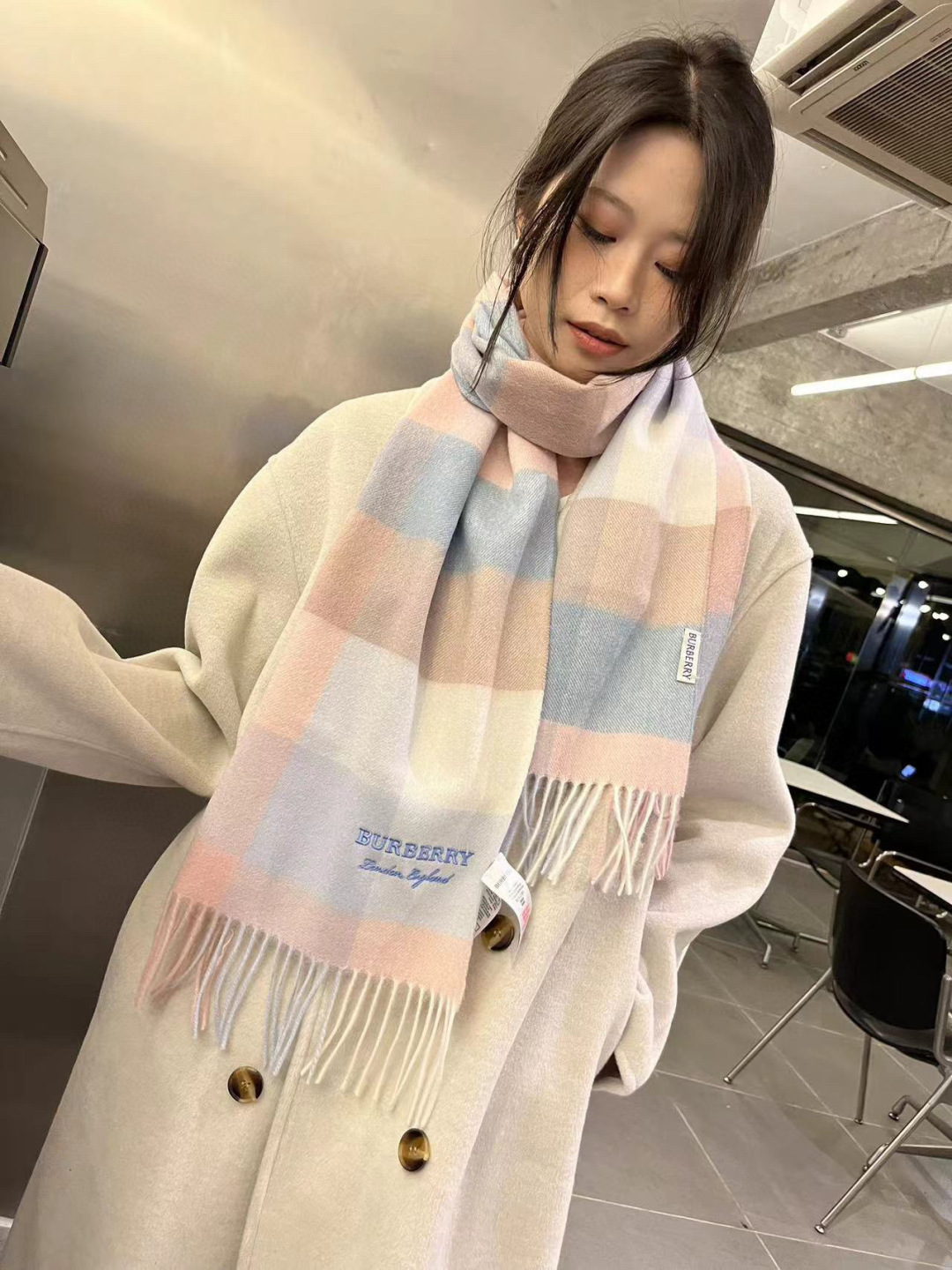 NO:542442,Batch Burberry's high-quality cashmere plaid scarf, popular and new, the latest overseas counters for men and women's couple cashmere scarfs. Domestic counters are not available for shelves, from style to fabric, all the classic logo embroidery pattern, the quality and feel are excellent!  Specifications 30*180cm Ingredients cashmere high-version scarf, high-version scarf, burberry, burberry19860909批 巴宝莉Burberry高品质羊绒格子围巾,火爆上新,海外专柜最新男士女士情侣羊绒围巾 国内专柜都没上架 从款式到面料都很赞 经典的logo刺绣图案 质量手感超赞！ 规格30*180cm 成份山羊绒高版本围巾,高版本围巾,burberry,burberry,scarf