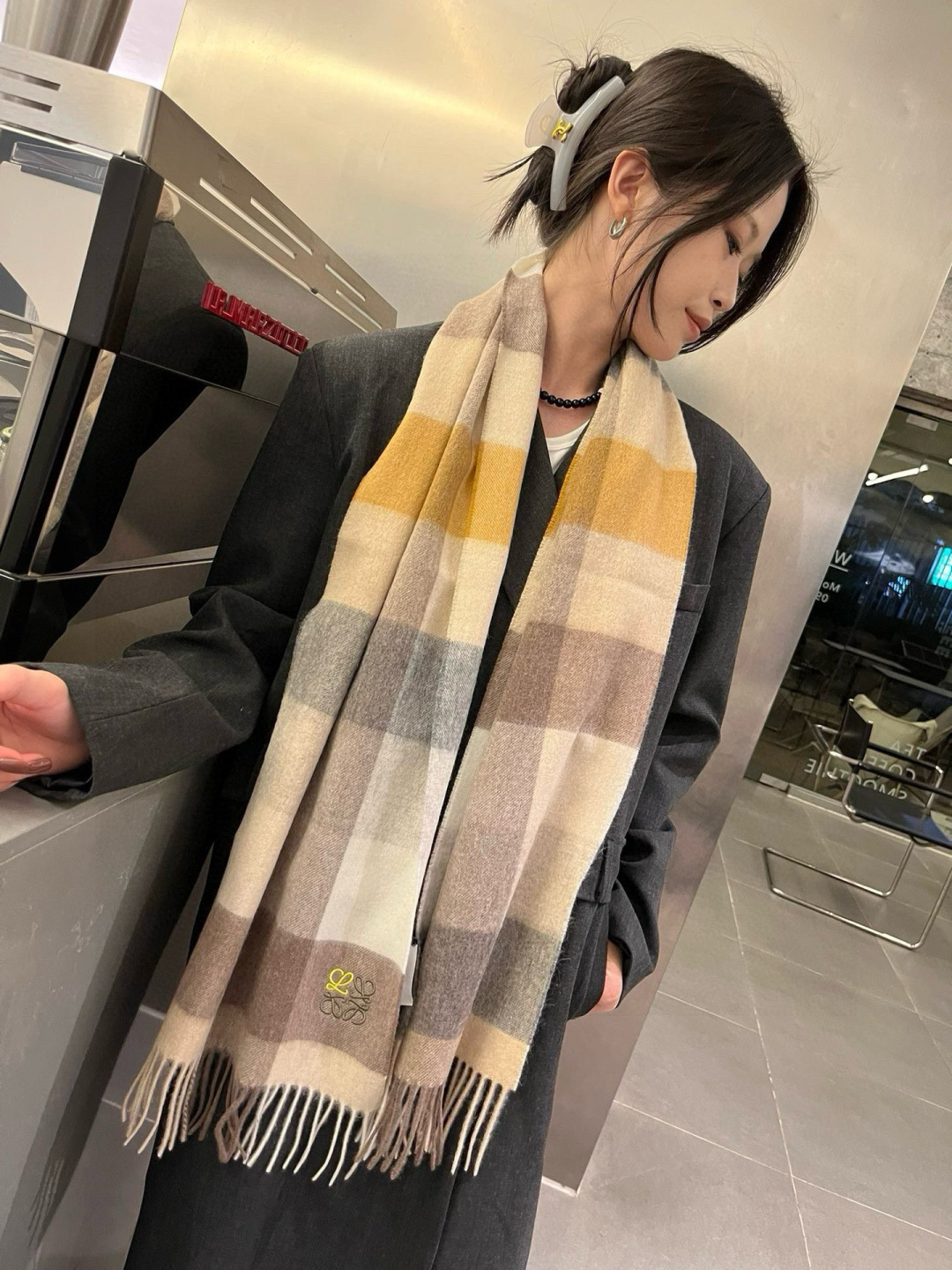 NO:542445,Comment Luo Yiwei LOEWE [Men and Female Scarf] praises you for keeping yourself, a rare high-end product!  Family welfare!  Very positive scarf ~ fabric loves, very soft, delicate and comfortable, light water ripples!  Atmospheric and simple, super beautiful male god color matching, any boy will like, the small logo is very exquisitely decorated, with a texture that is not ostentatious~ The large goods were loaded on the ship a few months ago~ The last order is a little more benefit everyone~ Classic men's 30cm wide cashmere scarf!  Universal style for men and women, specifications of 30*180 (including total length of 180cm). They are suitable for formal wear or casual wear. They are completely fine with folding or circles. They are gentlemanly and stylish and have a warm demeanor!  High-version scarf, high-version scarf, loewe, loewe19860909批 罗意威LOEWE【男女围巾】怒赞自留,难得的高端货！家属福利！非常正的围巾~面料大爱,非常柔软细腻舒服,轻度水波纹！大气简约,超级好看的男神配色,任何男生都会喜欢的款吧,小小Logo非常精致的点缀,有质感不张扬~大货几个月前已装船发走~尾单余一丢丢福利大家~经典男士的30cm宽羊绒围巾！男女通用款式,规格30*180（含穗子总长180cm）,搭配正装或者搭配休闲装都很合适~对折挂围或者绕圈围都完全可以,绅士有型~有温度的风度！高版本围巾,高版本围巾,loewe,loewe,scarf