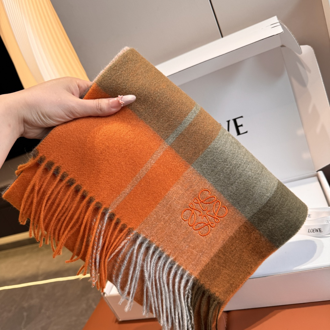 NO:542455,Comment Luo Yiwei LOEWE [Men and Female Scarf] praises you for keeping yourself, a rare high-end product!  Family welfare!  Very positive scarf ~ fabric loves, very soft, delicate and comfortable, light water ripples!  Atmospheric and simple, super beautiful color scheme, any man and woman will like it. The small logo is very exquisitely decorated, with a texture that is not ostentatious~ The large goods were loaded on the ship a few months ago~ The last order is a little more than a little benefit everyone~ Classic 30cm wide cashmere scarf!  Universal style for men and women, specifications of 30*180 (including total length of 180cm). They are suitable for formal wear or casual wear. They are completely fine with folding or circles. They are gentlemanly and stylish and have a warm demeanor!  High-version scarf, high-version scarf, loewe, loewe19860909批 罗意威LOEWE【男女围巾】怒赞自留,难得的高端货！家属福利！非常正的围巾~面料大爱,非常柔软细腻舒服,轻度水波纹！大气简约,超级好看的配色,任何男女都会喜欢的款吧,小小Logo非常精致的点缀,有质感不张扬~大货几个月前已装船发走~尾单余一丢丢福利大家~经典30cm宽羊绒围巾！男女通用款式,规格30*180（含穗子总长180cm）,搭配正装或者搭配休闲装都很合适~对折挂围或者绕圈围都完全可以,绅士有型~有温度的风度！高版本围巾,高版本围巾,loewe,loewe,scarf