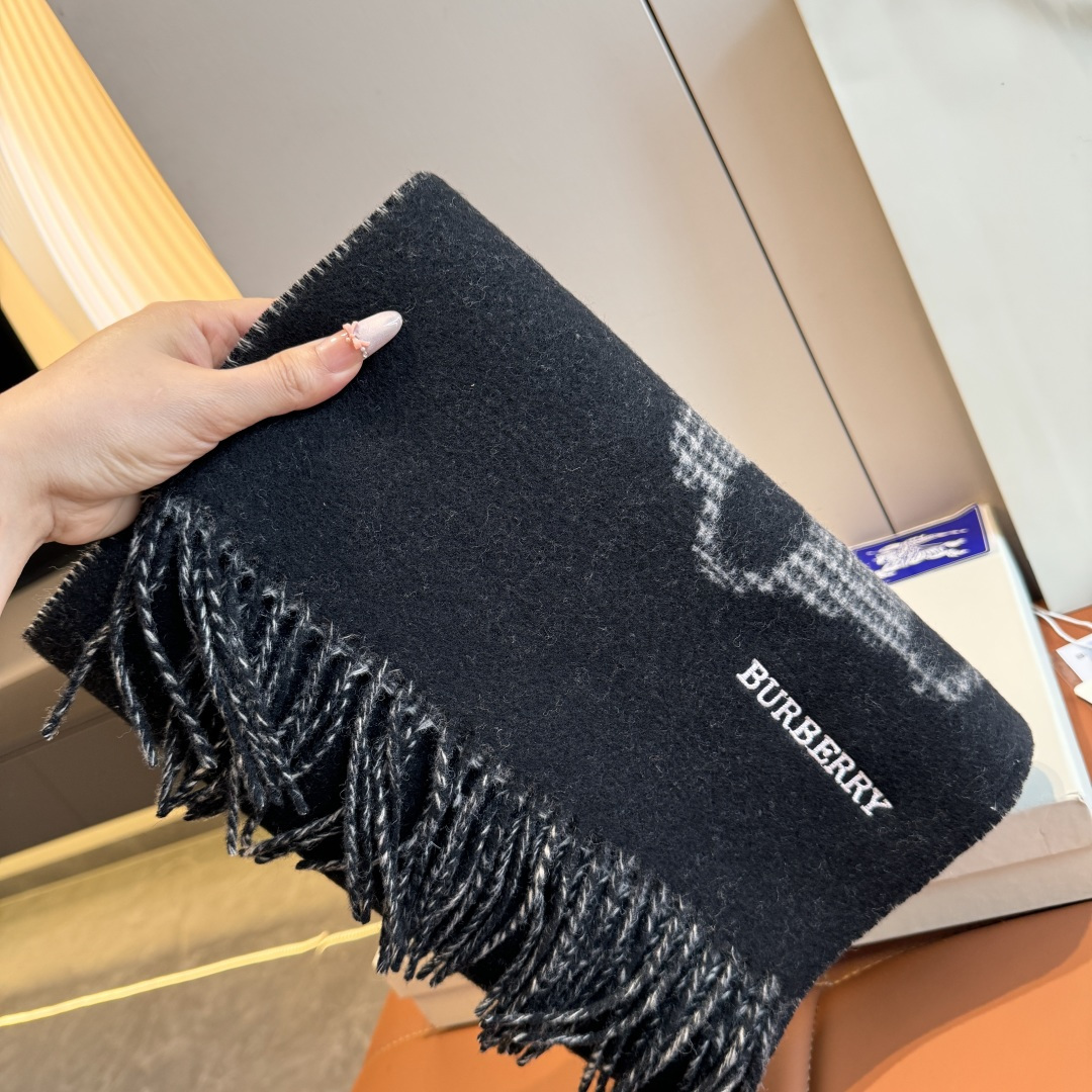 NO:542460,Buy Burberry's latest model of the year Teddy Bear Series Cashmere Scarf, Universal Style for Men and Women, Must-collect!  The most indisputable quality of mothers is the price of the world. Teach you to know good goods, the best, no one!  !  !  The best quality, the latest Teddy exclusive logo limited series, everyone has one must-have for bur heavy series, the quality is really amazing, you can feel the extraordinary texture, the wool texture is so good!  !  !  !  The raw materials are top-notch, and the craftsmanship is very consuming. The warm sheep can be matched with any clothing. The aura is so strong that it is not enough to export to Italy. Exclusively, it offers high-end quality and quiet details. Specifications: 30x180cm high-version scarf, high-version scarf, burberry19860909批 Burberry年度最新款 泰迪熊系列羊绒围巾,男女通用款,必必必收！最流弊的品质亲妈价格造福人间~教你识好货,独家最顶级,没有之一！！！极品巨献,大B家硬货殿堂级品质最新泰迪专属标志限量系列~~人手一条必入推荐bur重磅系列,品质真的绝了你看图片应该都能感受到非凡的质感绵羊毛质感太好了！！！！原料顶级工艺顶级,很费原料,十足的温暖大绵羊,可以搭配任何衣装.气场强大到不行出口意大利的订单.独家特供高端品质静观细节 规格:30x180cm高版本围巾,高版本围巾,burberry,scarf