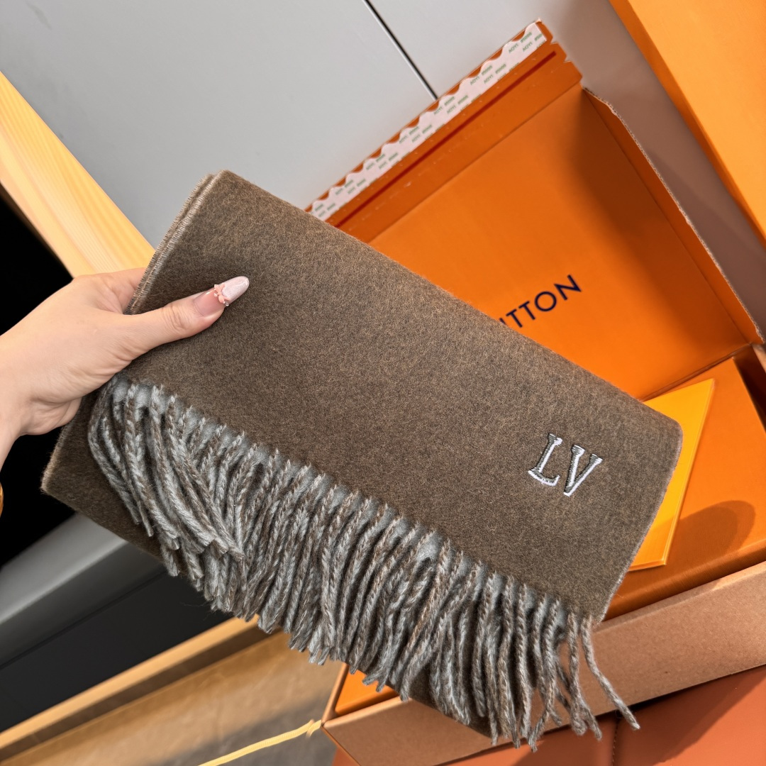 NO:542466,Batch LV 2025 new double-sided lamb cashmere scarf!  Export orders, like to have good looks, high-quality and friendly buys. No matter how you match it, it is full of high-end and elegant texture. The best cashmere has a soft and delicate touch and is invincible. Whether it is the fabric or craftsmanship, it feels very high-end at first glance!  You should know that this type of goods is only produced in small quantities, and this batch of orders is also super strict. The number is very small. The hand is fast and the hand is slow. Size30*180cm cashmere high-version scarf, high-version scarf, louis vuitton19860909批 LV 2025新款双面羔羊绒围巾！出口订单,喜欢有颜值,高质量的亲可入手,无论怎么搭配都是满满的高级感气质感,极品山羊绒,手感柔软细腻炒鸡无敌,无论是面料还是工艺都是那种一看就很高级的感觉！要知道这类货也只有少量生产,这批订单也是监控超级严格流出来的数量极少手快有手慢无 size30*180cm羊绒高版本围巾,高版本围巾,louis vuitton,scarf