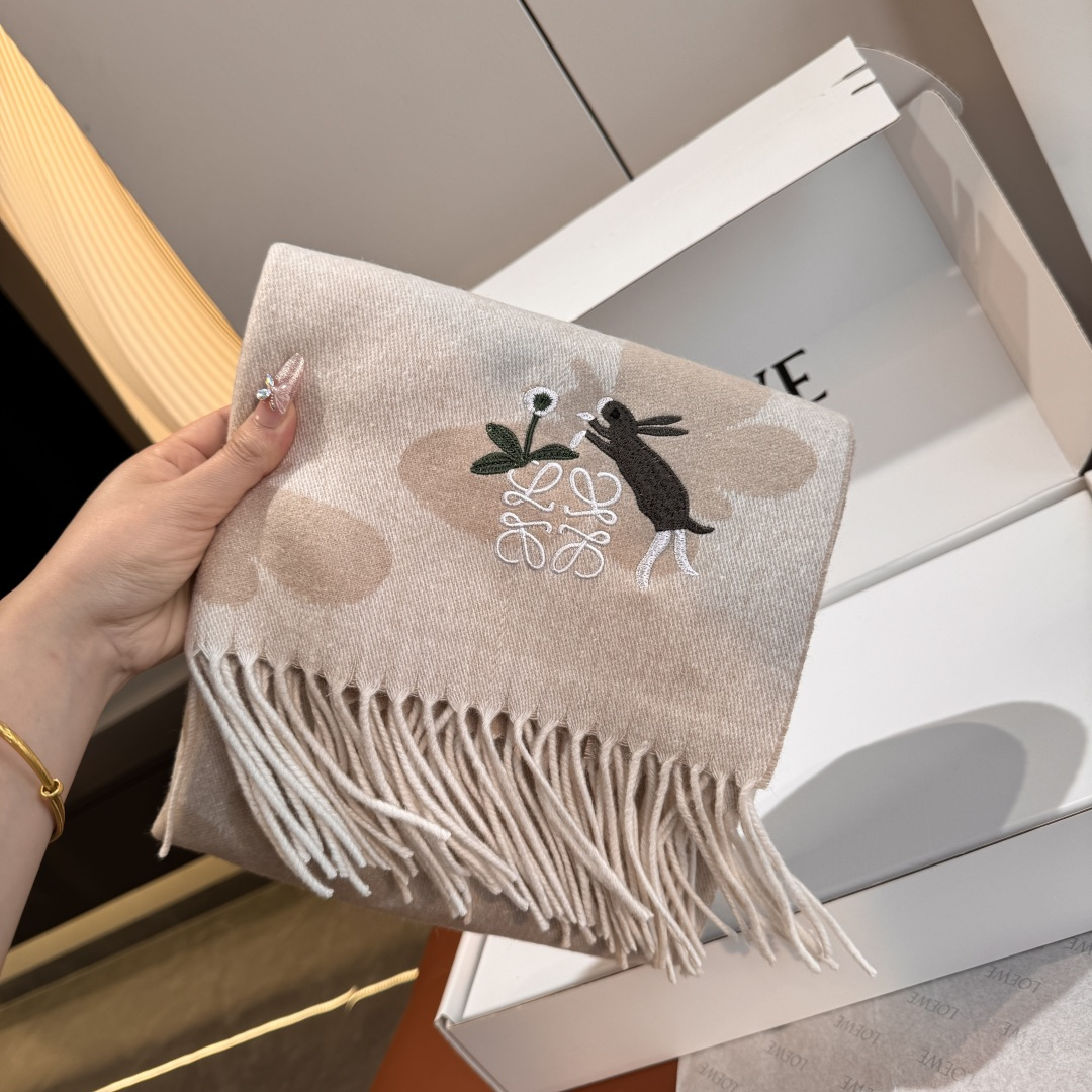 NO:542476,Approval New release!  Loewe · Loewe new shawl scarf. A rare gentle color scheme, low-key and elegant, and it is recommended to loewe. This soft scarf that touches the heart. The extremely simple color is matched with the eye-catching rabbit logo. The finishing touch is indeed not without beauty. The pursuit of successful people, the color is absolutely unique and fairy-like. The absolute best choice for couples, the color is elegant and not enchanting. Very soft cashmere material specifications 50x200cm high-version scarf, high-version scarf, loewe, loewe, shawls19860909批 上新！Loewe · 罗意威新款披肩围巾.难得一见的温柔配色,低调又不失优雅重点推荐loewe这款触动内心的柔美围巾,极其简单的颜色搭配抢眼的兔子logo,点睛之笔确又不失美感,成功人士的追求,色彩绝对,有点独有的仙气,绝对的情侣款不二之选,颜色淡雅,不妖娆非常柔软的羊绒材质规格50x200cm高版本围巾,高版本围巾,loewe,loewe,shawls,scarf