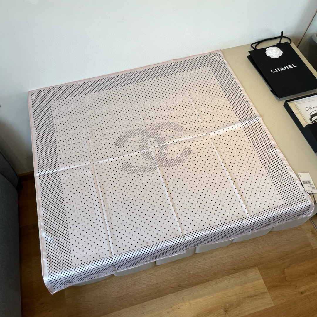 NO:542177,The original single small fragrance 90cm silk square scarf [Polka dot big double C] top-grade twill silk material is hand-curled, light and luxurious, high-end heavy twill silk, complete counter quality fabric pursues the shape, with a crisp feel, bright and plump color is super pleasing to the eye!  Good goods are not waiting for others. If you like it, don’t miss it [Ingredient size 90X90cm silk] high-version scarf, high-version scarf, real silk19860909批 原单小香90cm真丝方巾【波点大双C】顶级斜纹真丝材质手工卷边,轻奢感十足高端重磅斜纹真丝完全专柜品相面料追求造型,手感挺括,鲜艳饱满色彩超级养眼！好货不等人,喜欢就不要错过【成分尺寸90X90cm 真丝】高版本围巾,高版本围巾,real silk,scarf