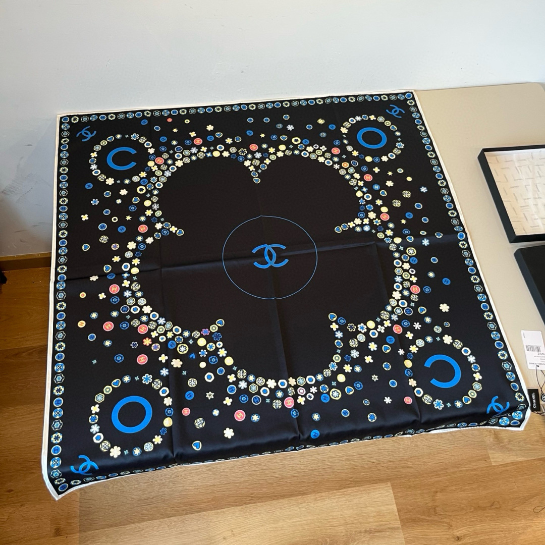 NO:542179,The original single small fragrance 90cm silk square scarf [Double C camellia] Top-grade twill silk material is made of hand-curled edges, light and luxurious, high-end heavy twill silk, complete counter quality fabric pursues the shape, with a crisp feel, bright and plump color is super pleasing to the eye!  Good goods are not waiting for others. If you like it, don’t miss it [Ingredient size 90X90cm silk] high-version scarf, high-version scarf, real silk19860909批 原单小香90cm真丝方巾【双C山茶花】顶级斜纹真丝材质手工卷边,轻奢感十足高端重磅斜纹真丝完全专柜品相面料追求造型,手感挺括,鲜艳饱满色彩超级养眼！好货不等人,喜欢就不要错过【成分尺寸90X90cm 真丝】高版本围巾,高版本围巾,real silk,scarf