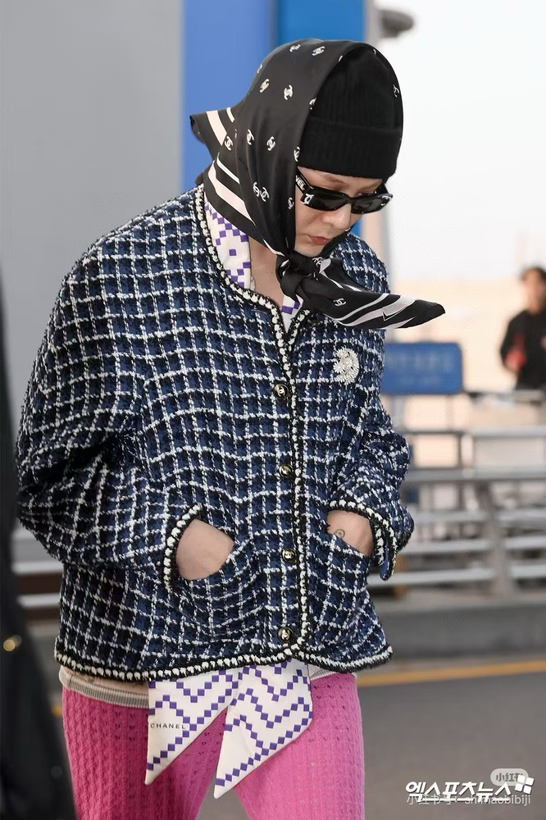 NO:542190,The original Chanel 90cm silk square scarf, the same silk style as G-Dragon!  Top twill silk material is hand-curled, light and luxurious, high-end heavy twill silk, complete counter quality fabric pursues the shape, with a crisp feel, bright and plump colors that are super pleasing to the eye!  Good goods are not waiting for others, if you like it, you can't miss it [Ingredient size 90X90cm silk] High-version scarf, High-version scarf, Chanel, real silk19860909批 香奈儿原单90cm真丝方巾,权志龙同款丝回！顶级斜纹真丝材质手工卷边,轻奢感十足高端重磅斜纹真丝完全专柜品相面料追求造型,手感挺括,鲜艳饱满色彩超级养眼！好货不等人,喜欢就不能错过哦【成分尺寸90X90cm 真丝】高版本围巾,高版本围巾,chanel,real silk,scarf